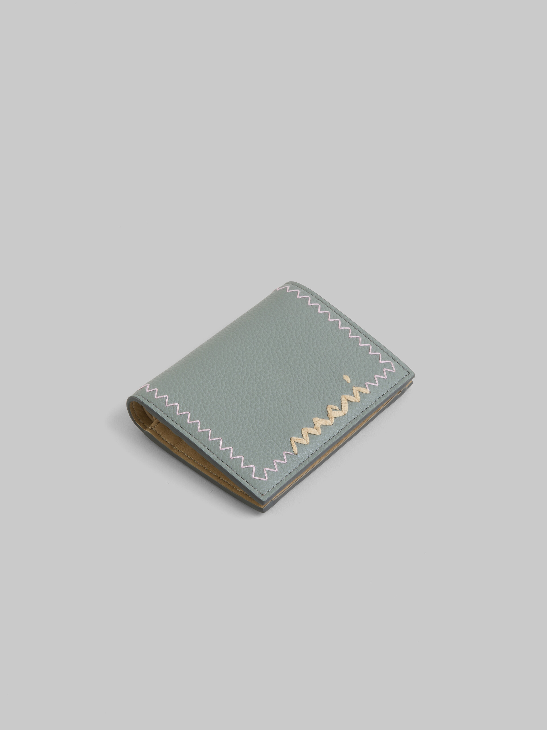 スカイブルー 二つ折りウォレット、マルニメンディング刺しゅう - 財布 - Image 5