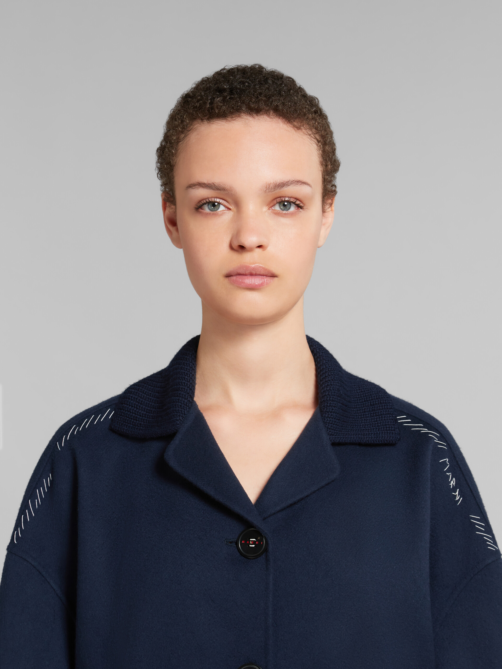 Giacca in lana e cashmere blu scuro con bordi in maglia - Giacche - Image 4