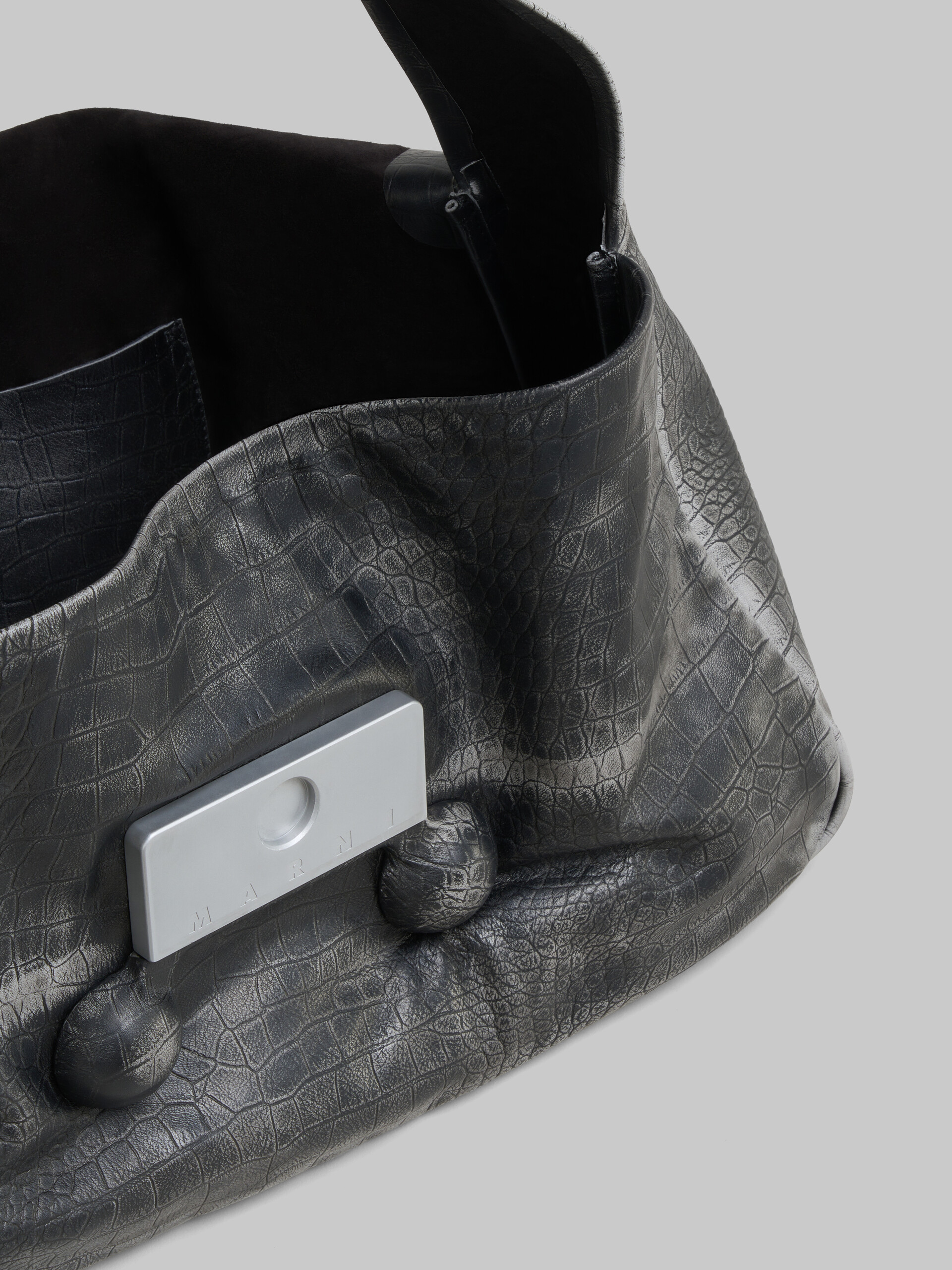 Mittelgroße schwarze Trunkaroo Handtasche aus Leder mit Kroko-Print - Schultertaschen - Image 2
