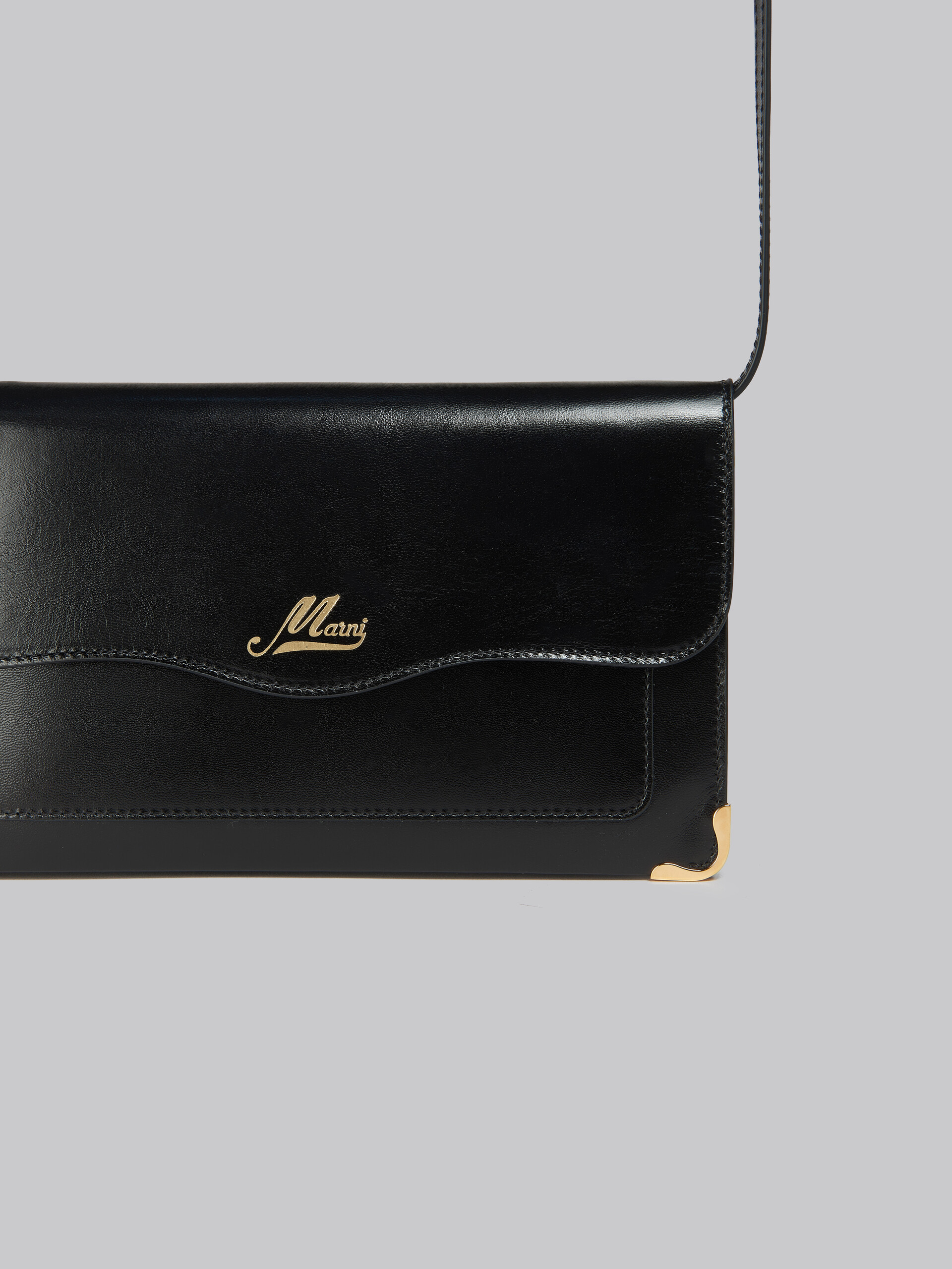 Schwarze Lederpochette mit wellenförmiger Klappe - Brieftaschen - Image 5