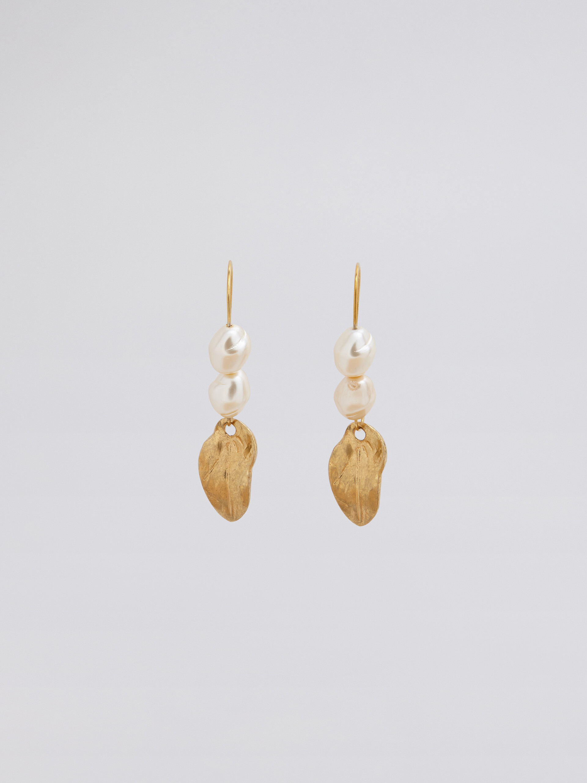 Boucles d'oreilles dormeuses NATURE en métal doré avec perles et feuille - Boucles d’oreilles - Image 1