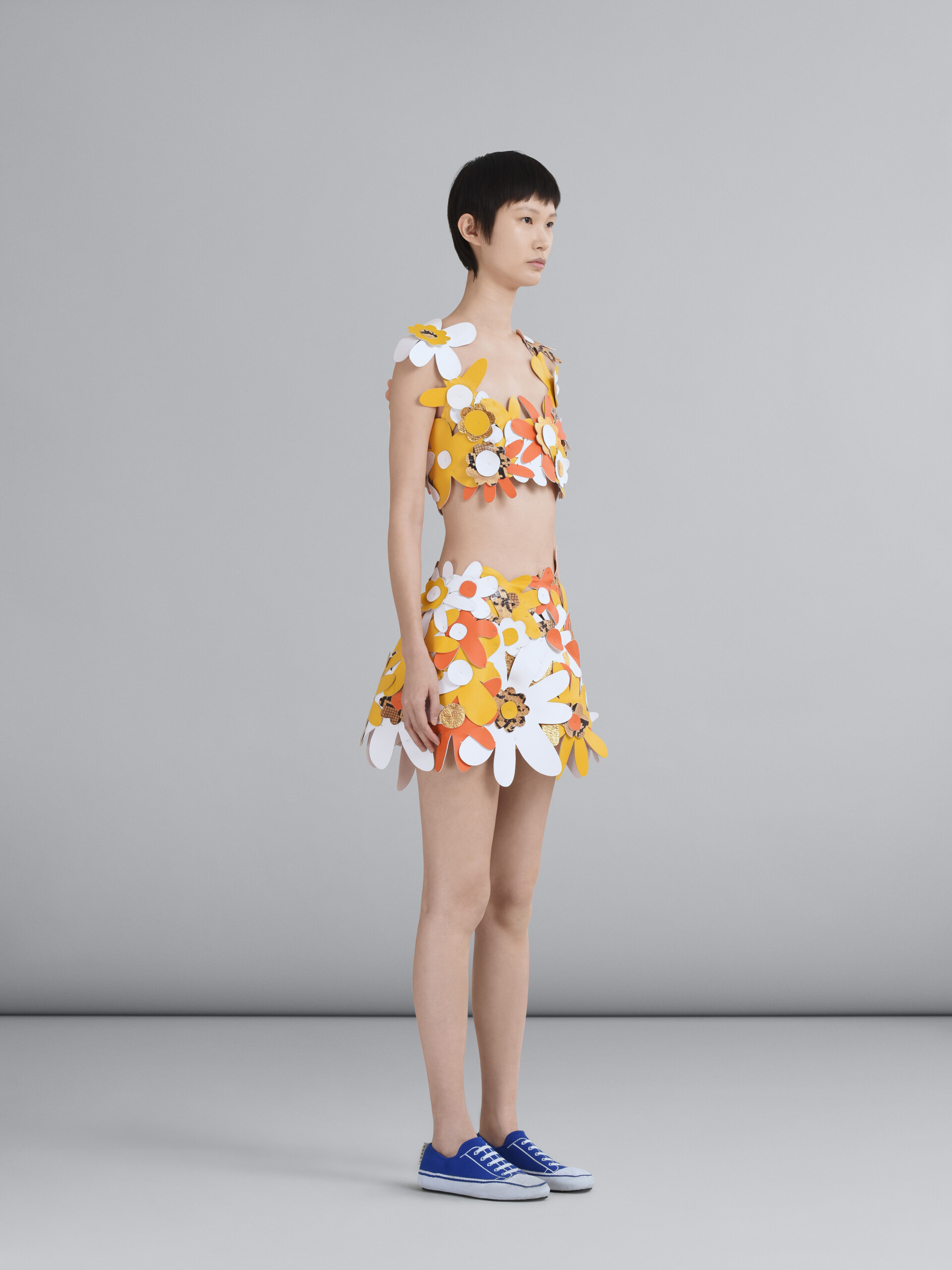 Mini-jupe avec fleurs en cuir brodées - Jupes - Image 5