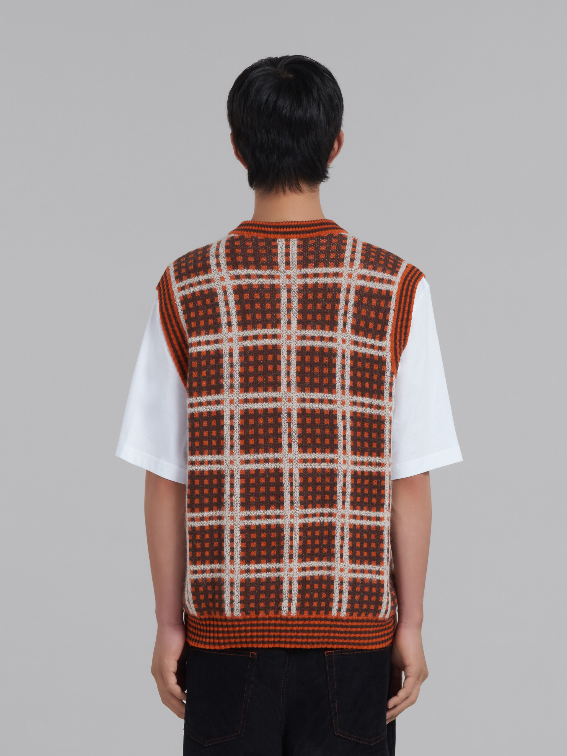 Red V-neck vest with '50s check - Pullovers - Image 3