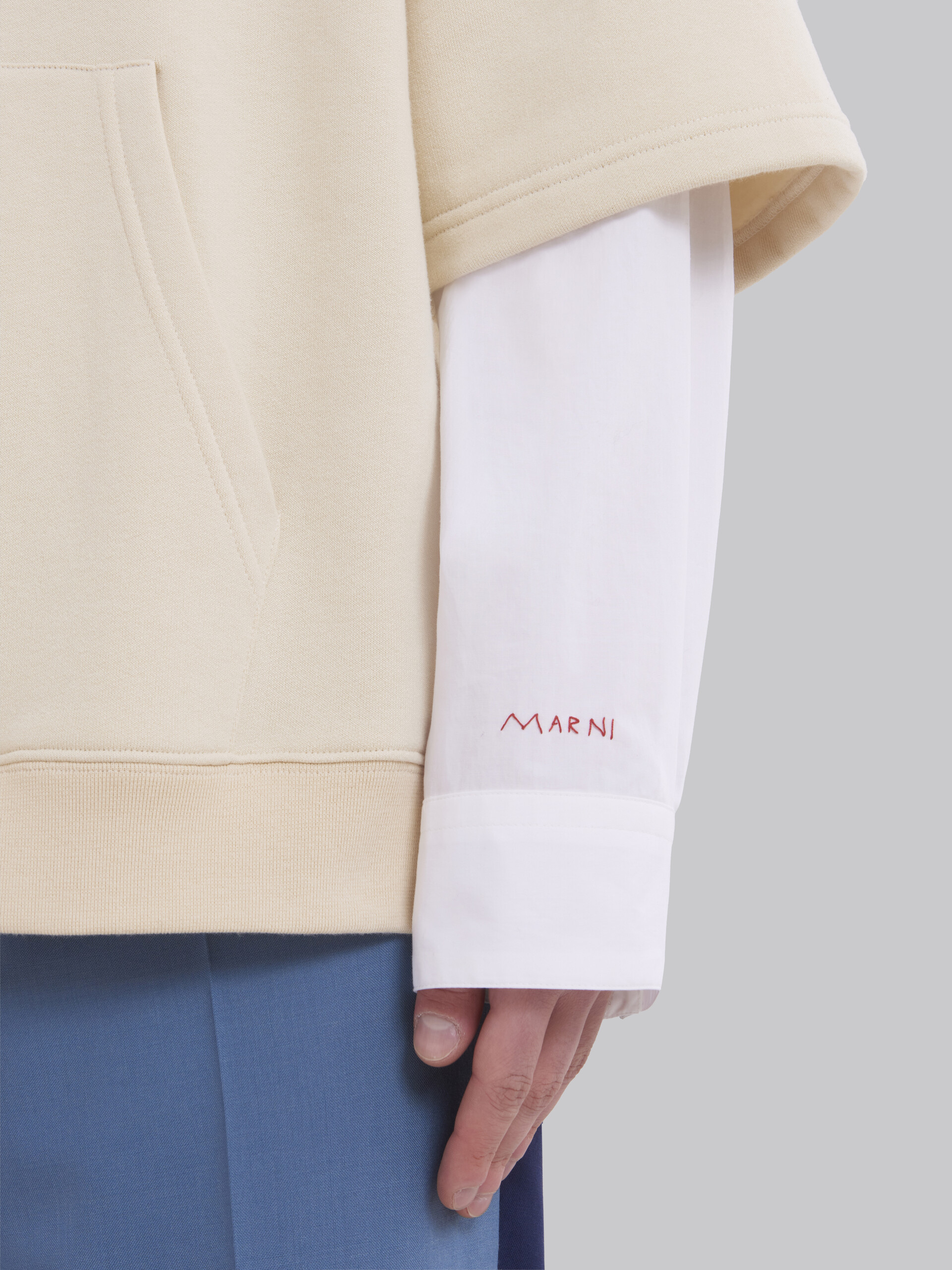 Marni YK Jeong - 오프 화이트 브러시드 플리스 소재 셔츠 슬리브 디테일 후디 - 스웨터 - Image 5