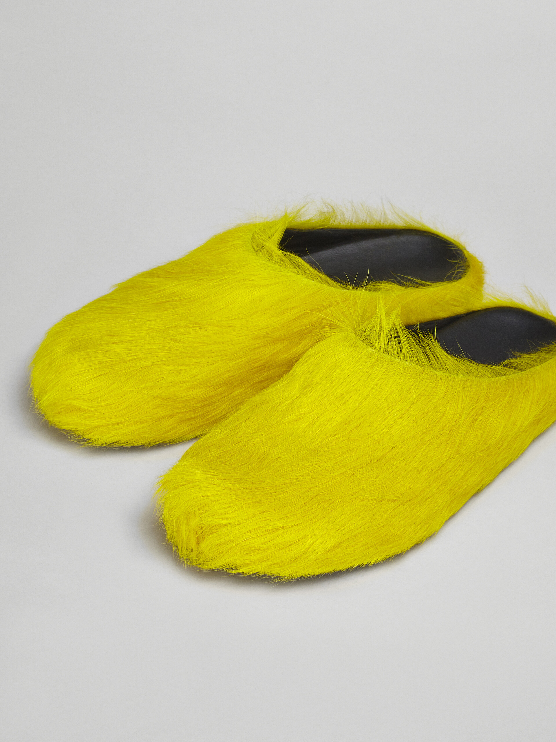 Gelber Fußbett-Sabot mit langem Kalbsfell - Holzschuhe - Image 5