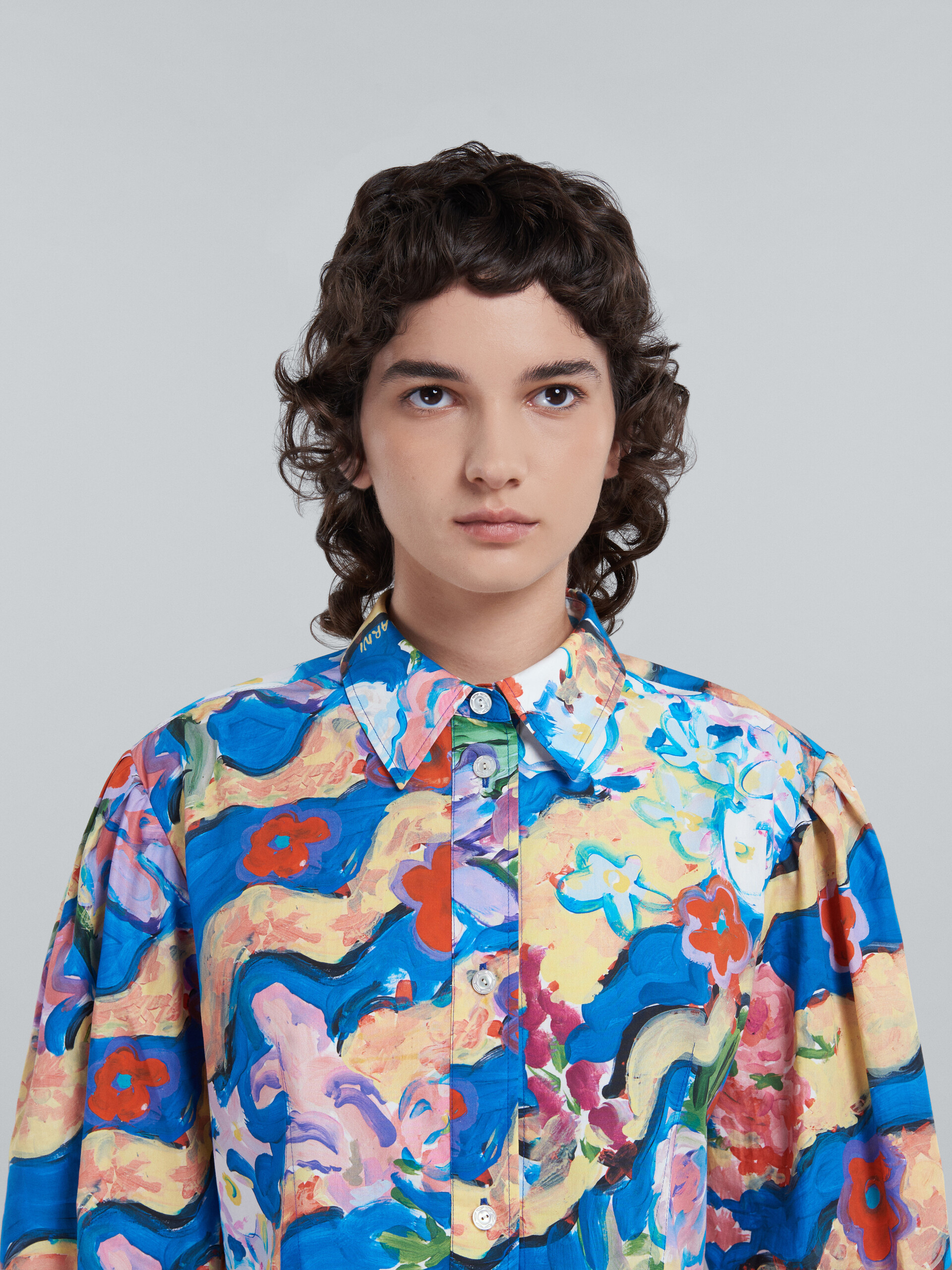 Kurze Hemdbluse aus Popeline mit Print - Hemden - Image 4