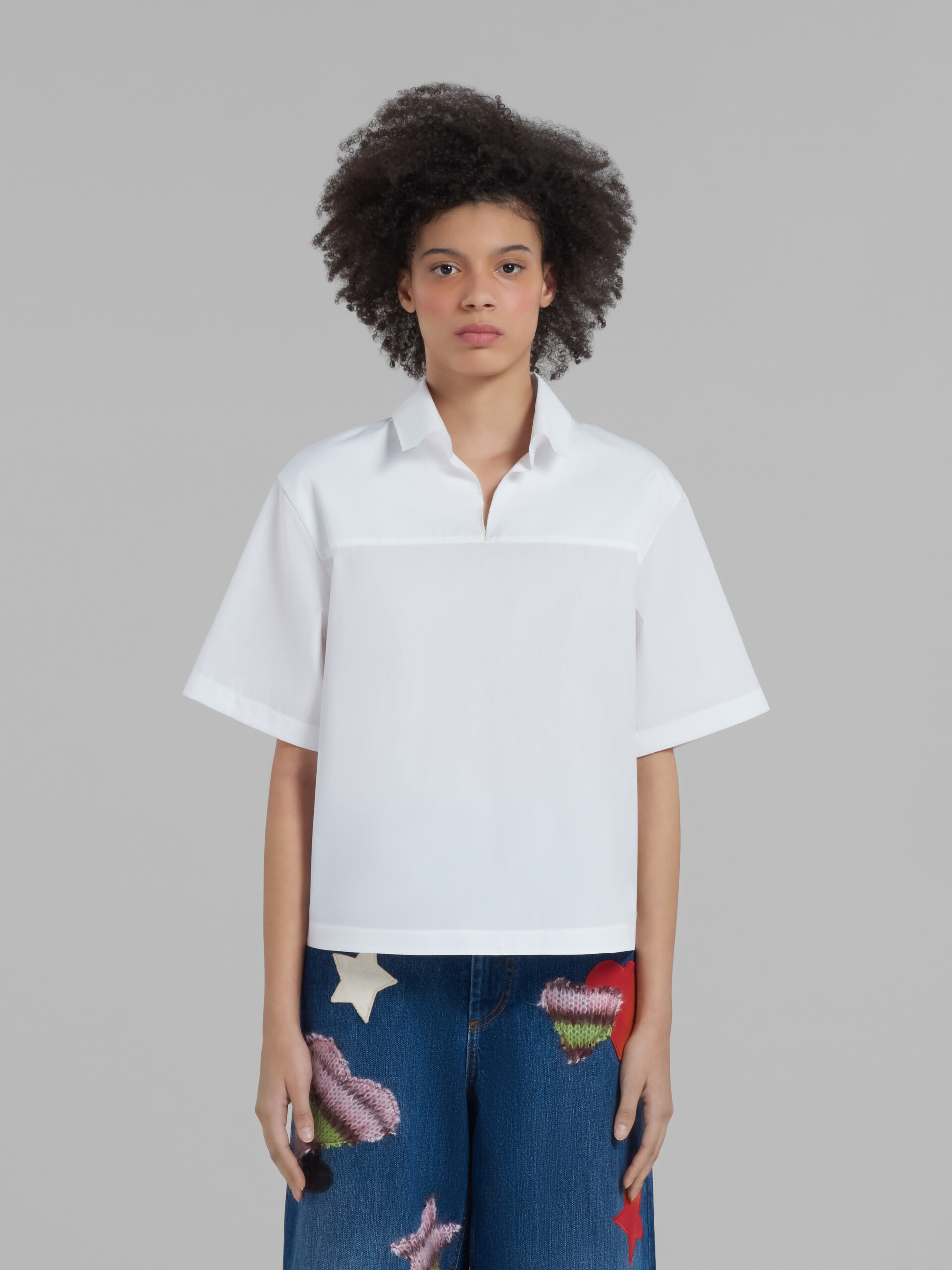 Blusa in popeline biologico bianco con retro a polo - Camicie - Image 2