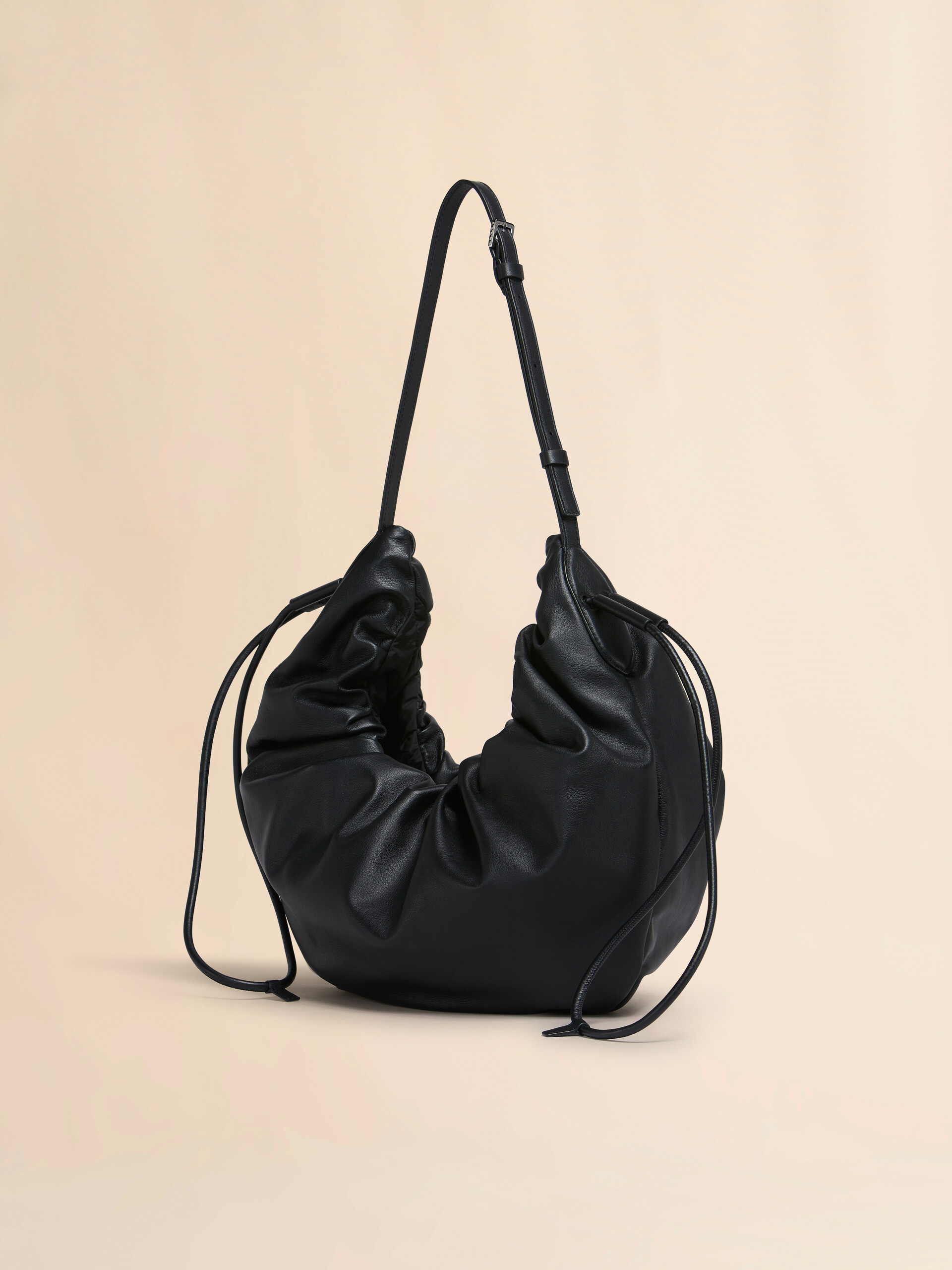 Taubenfarbene kleine Hobo-Tasche Scrunchie aus Leder - Schultertaschen - Image 3