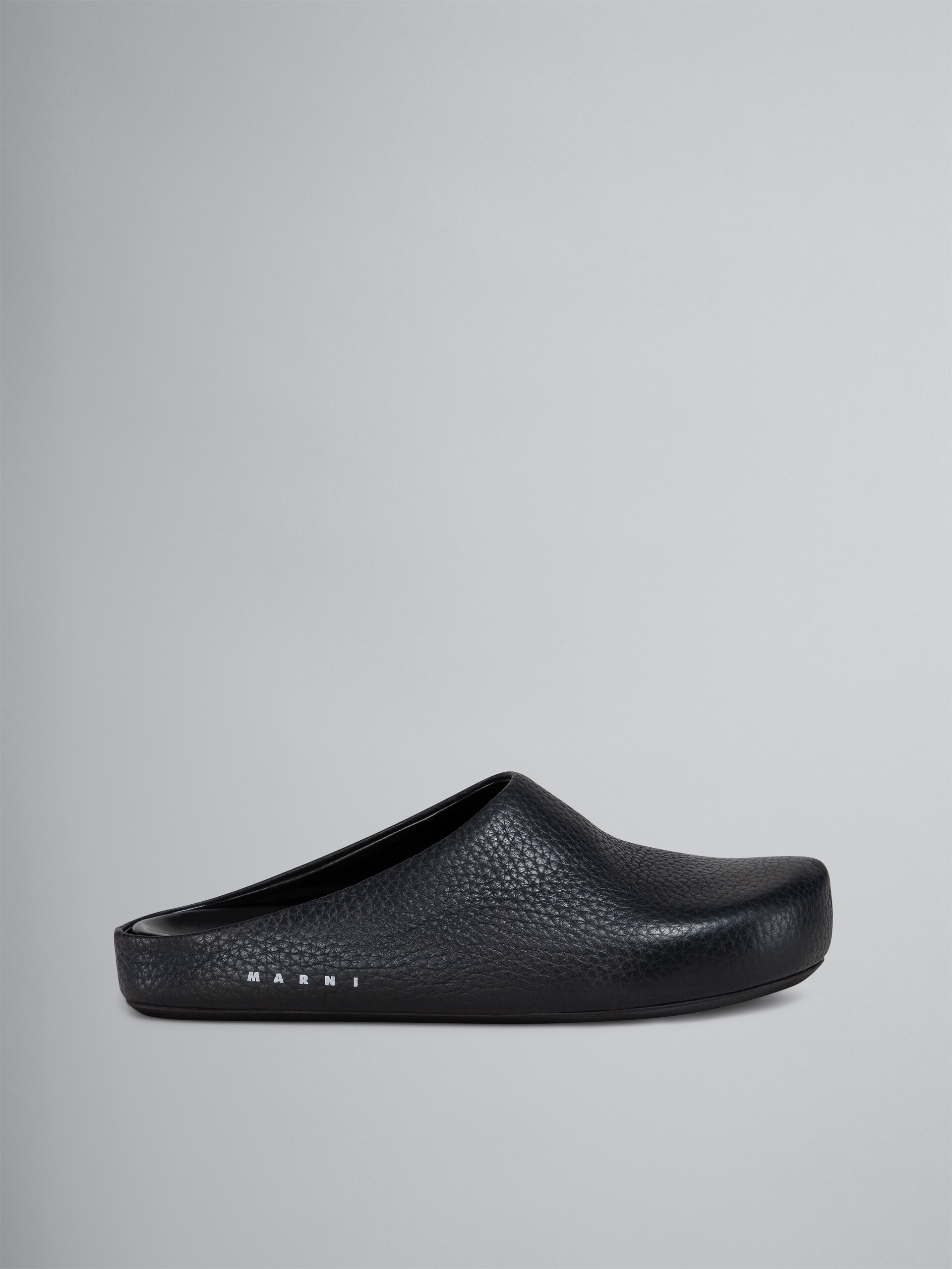 Unisex-Sandale aus schwarzem genarbtem Kalbsleder - Holzschuhe - Image 1