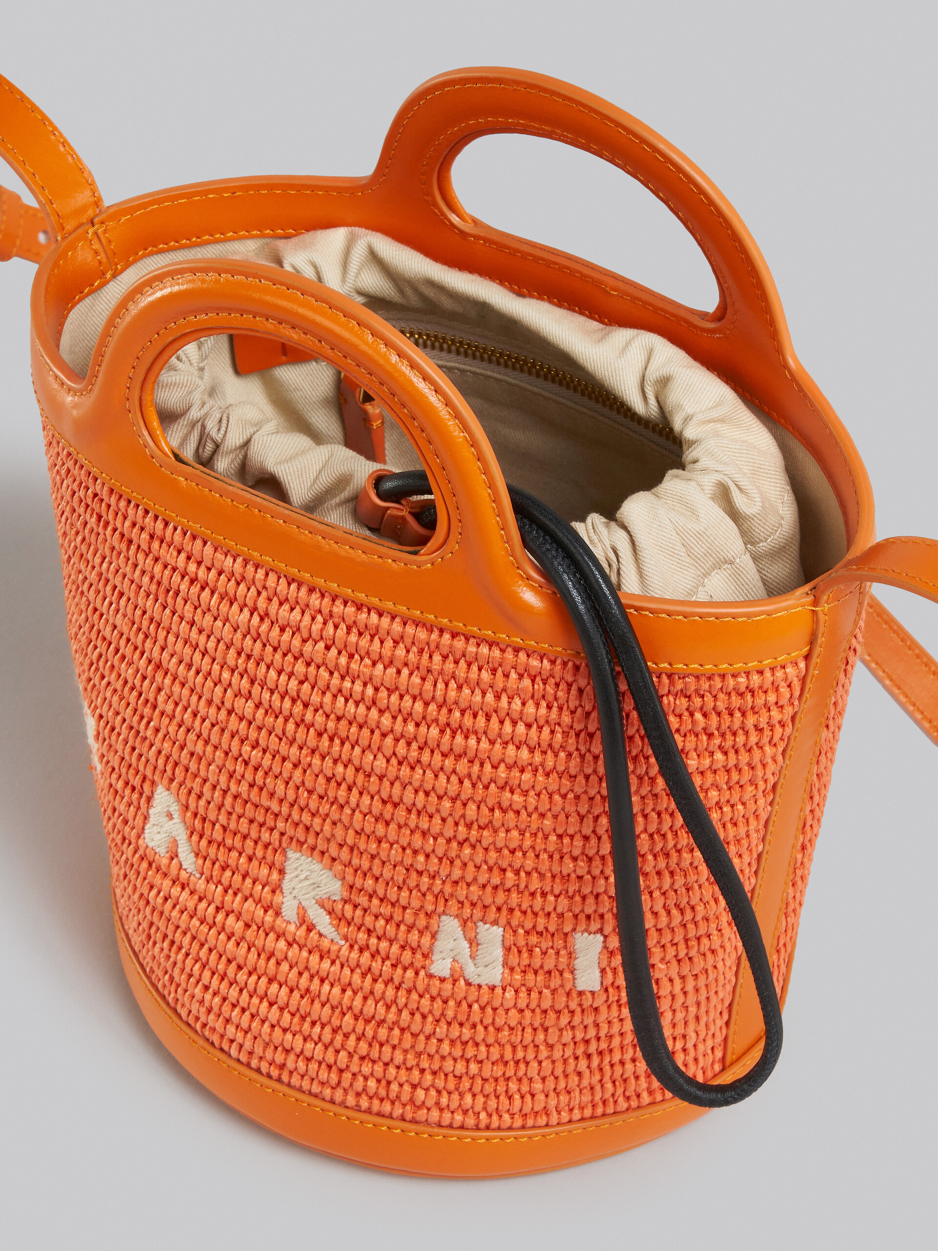 Bolso cubo pequeño Tropicalia de piel naranja y rafia - Bolsos de hombro - Image 4