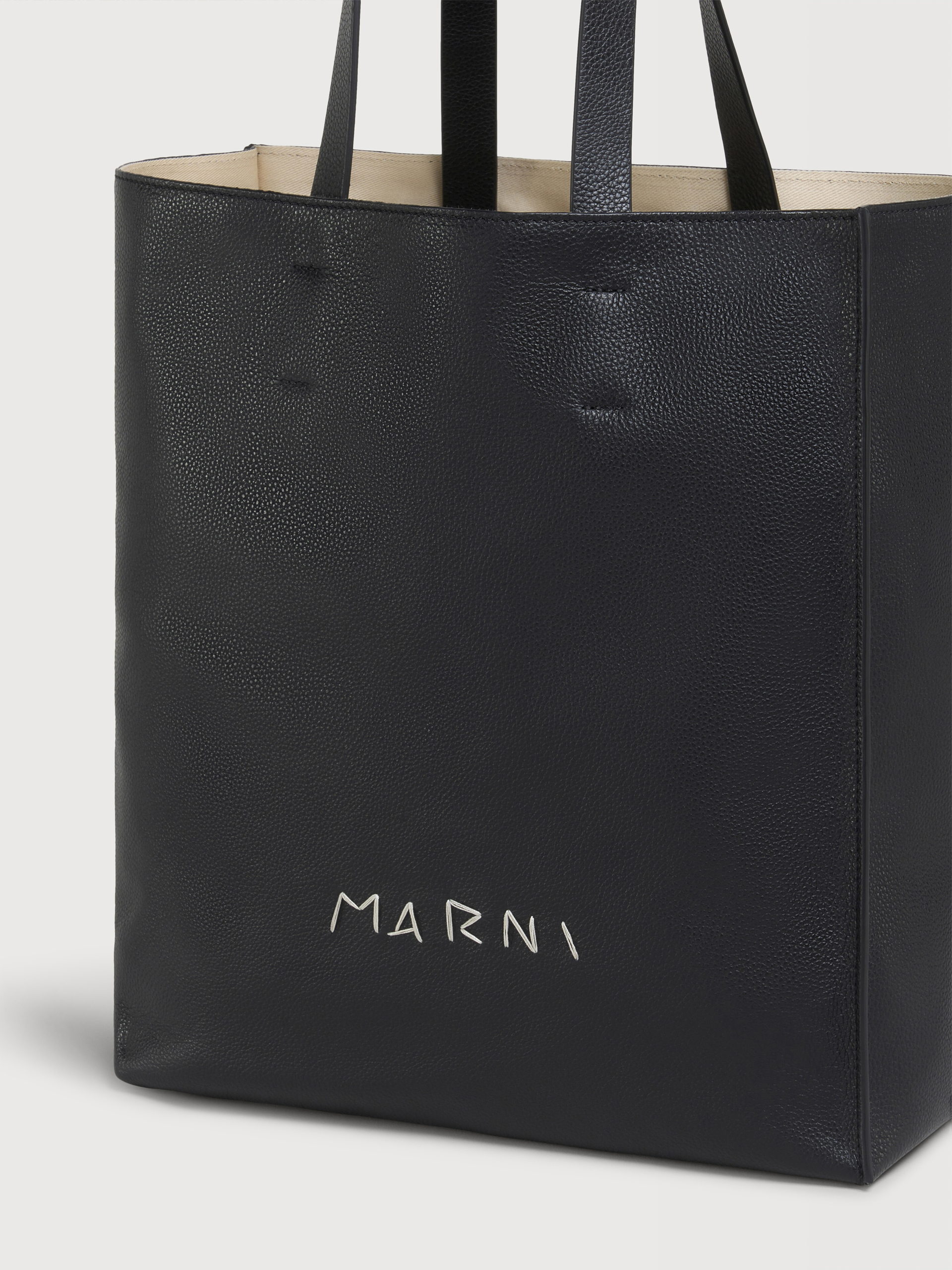 Museo Soft Tote Bag grande de piel negra con bordado Marni Symbol - Bolsos shopper - Image 4