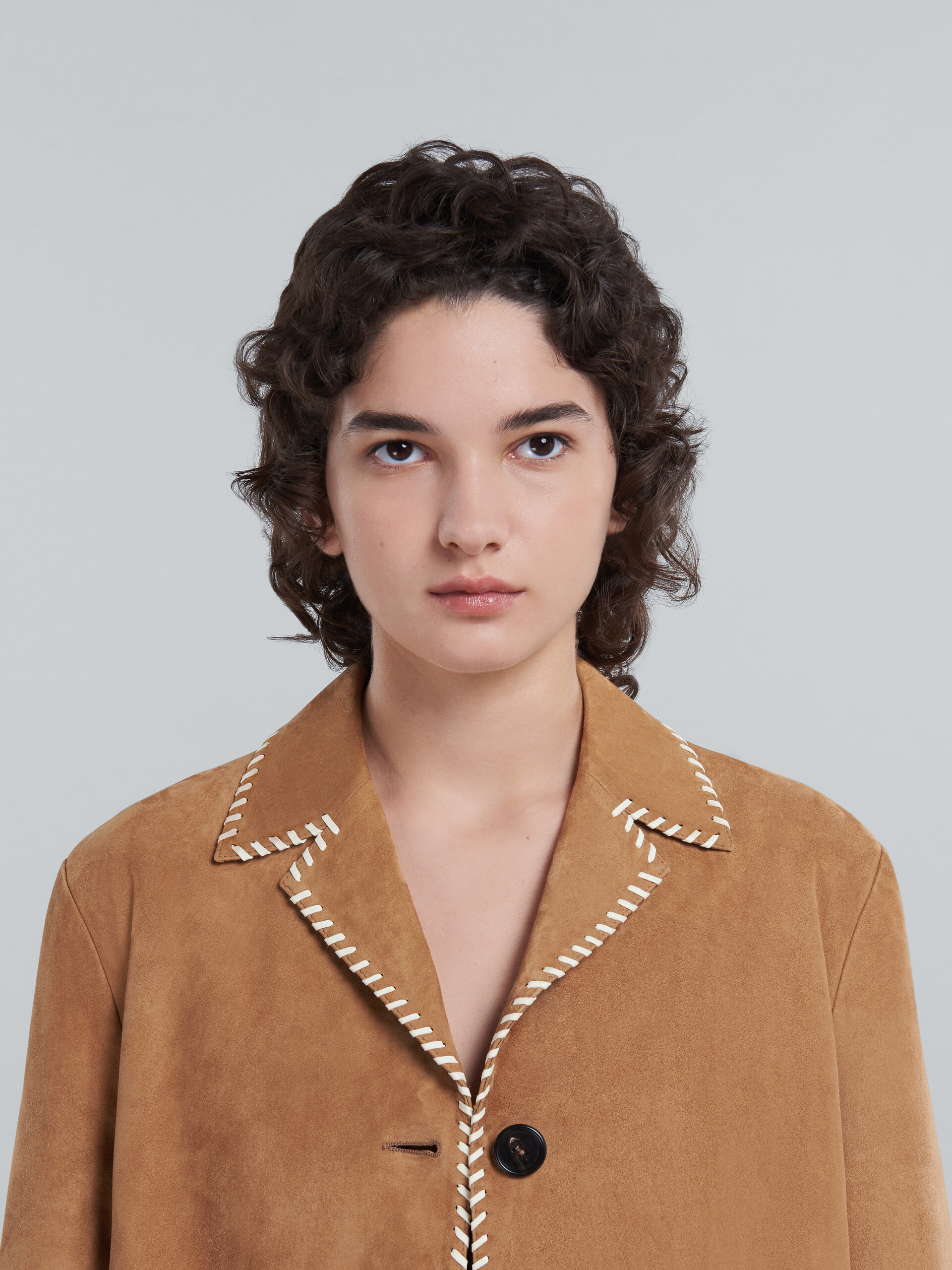 Manteau en daim marron avec surpiqûres en nappa - Vestes - Image 4