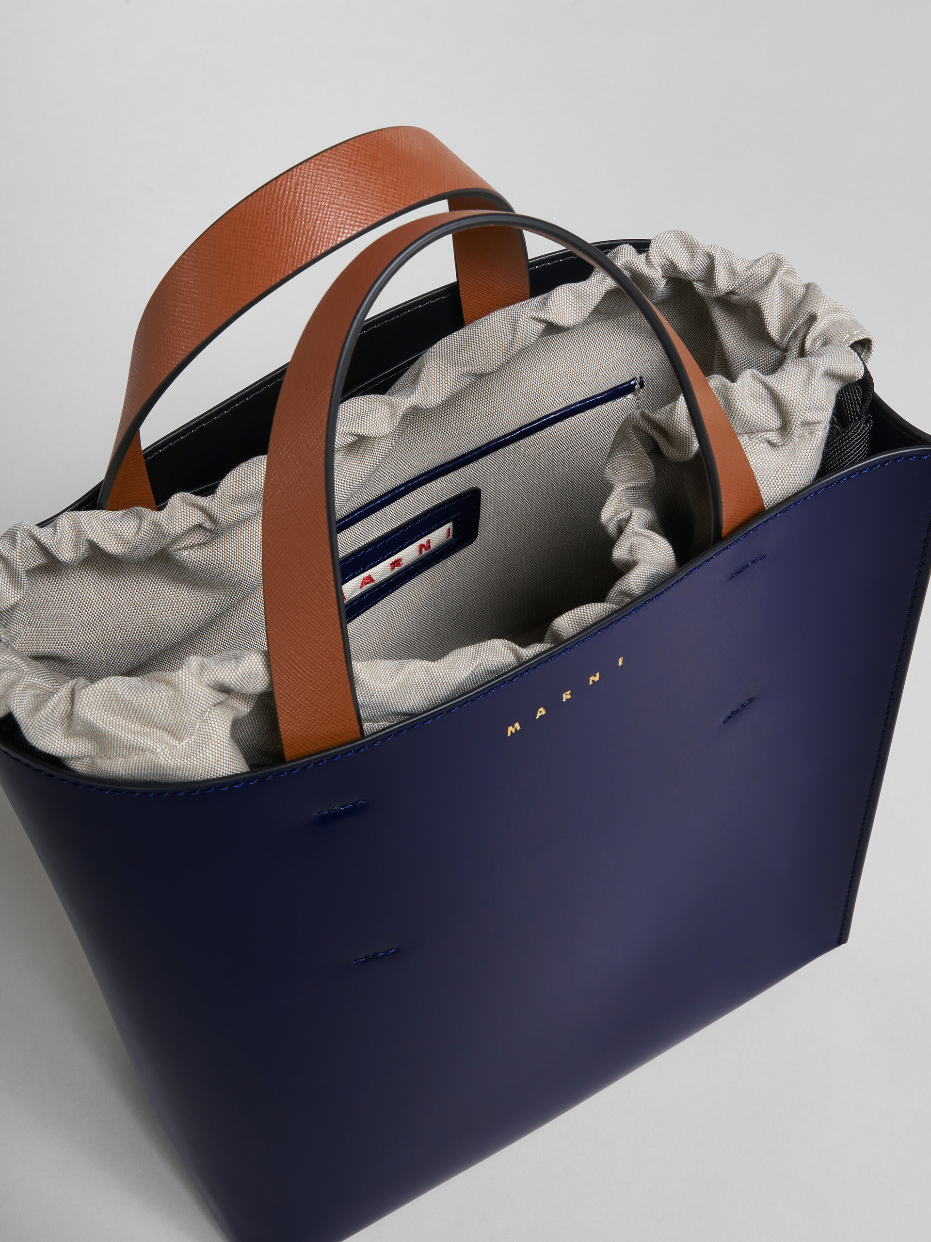 Petit sac MUSEO en cuir bleu et blanc - Sacs cabas - Image 4