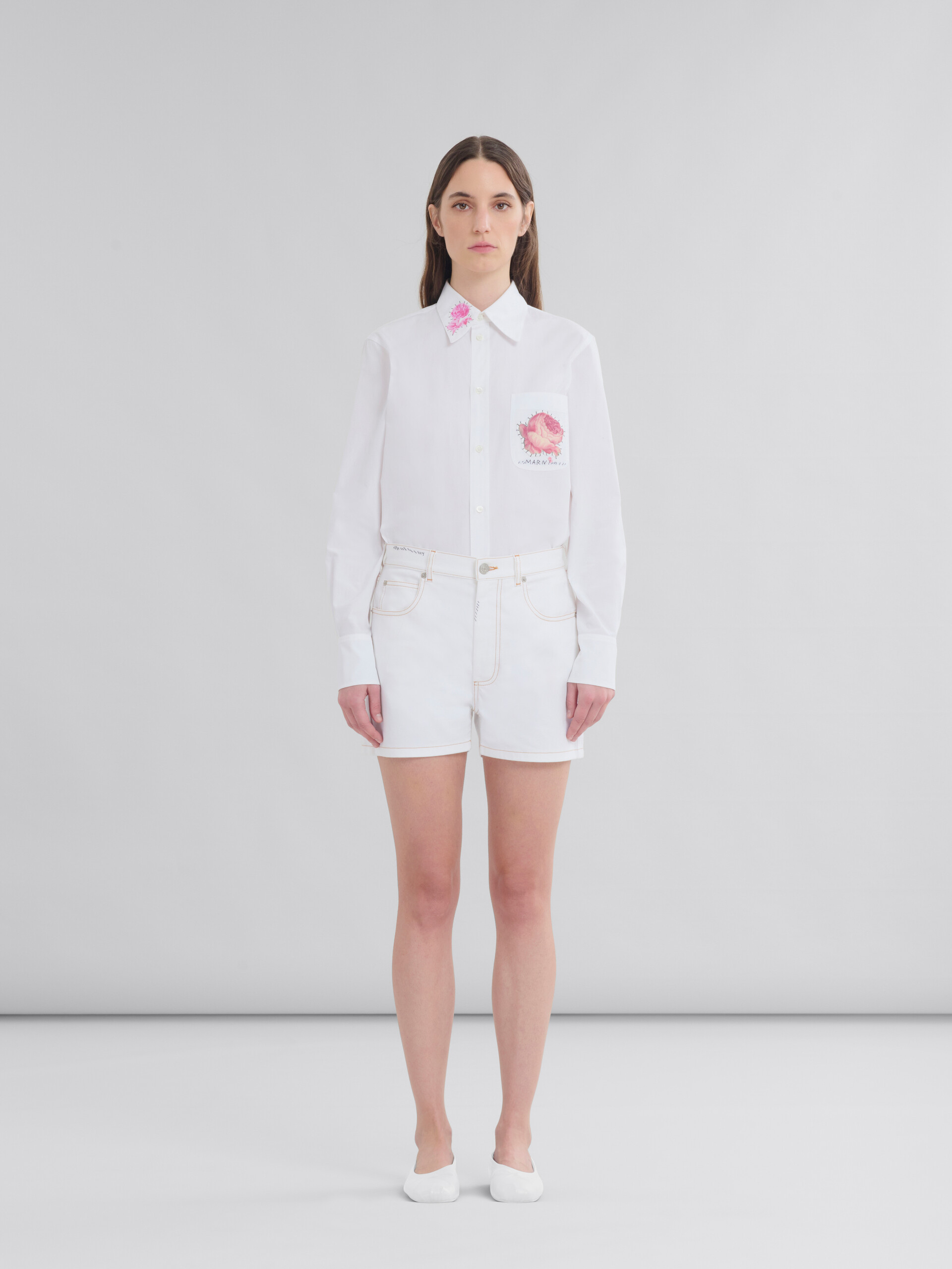 Shorts in denim bianco con applicazione a fiore - Pantaloni - Image 2