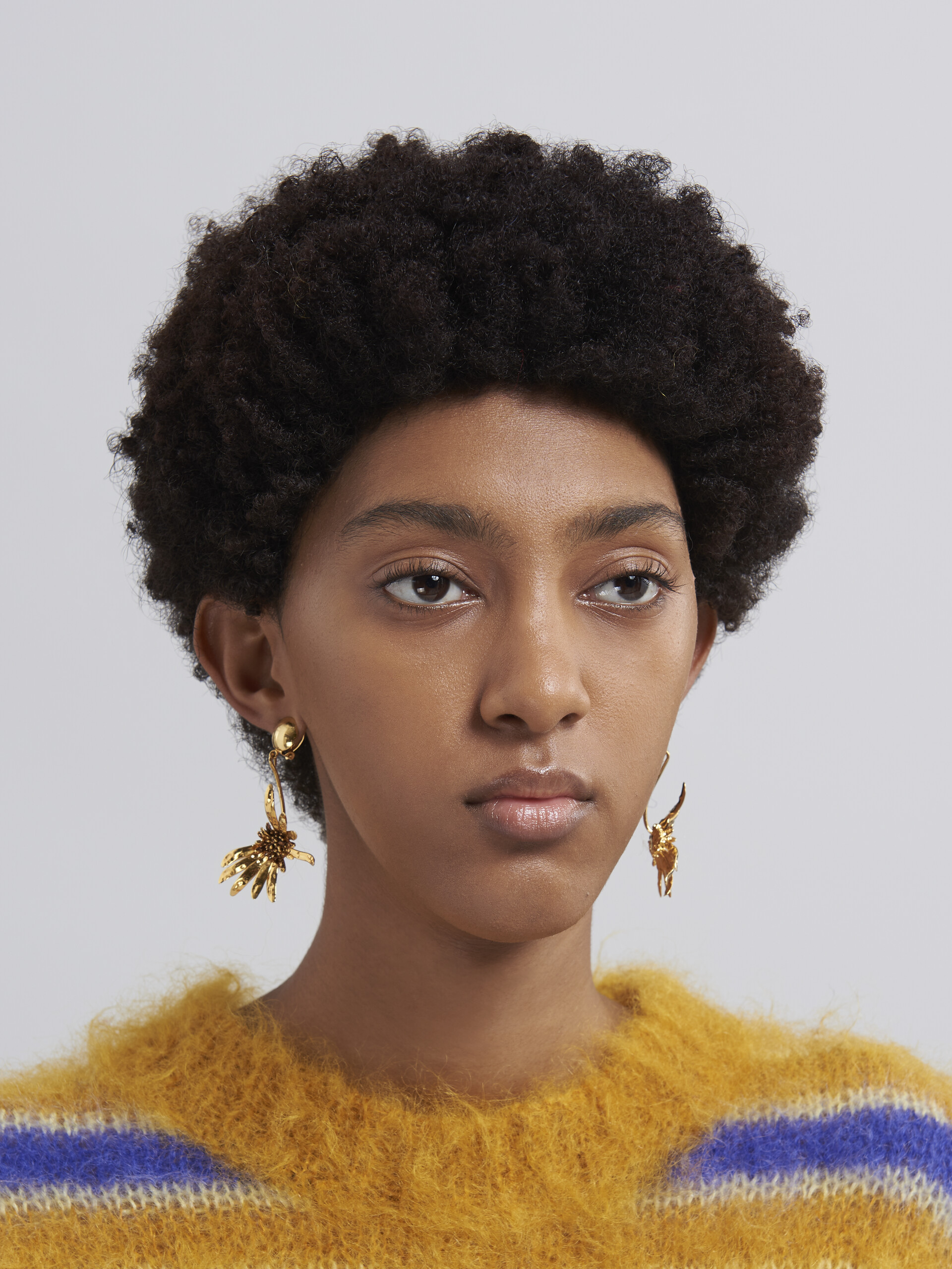 Brass FLORA daisy earrings - Earrings - Image 2