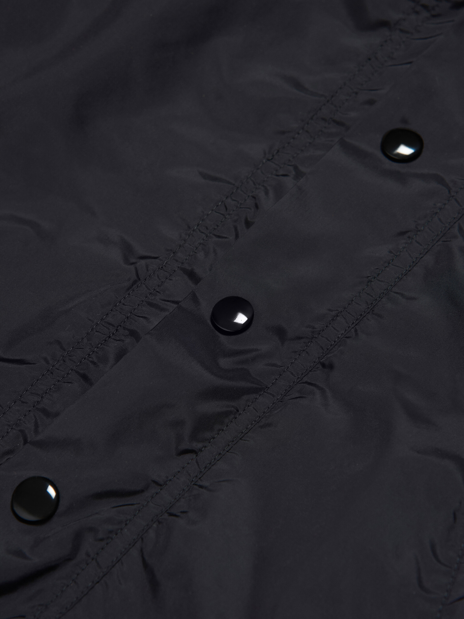 Chaqueta impermeable con capucha negra con logotipo en las mangas - Chaquetas - Image 4