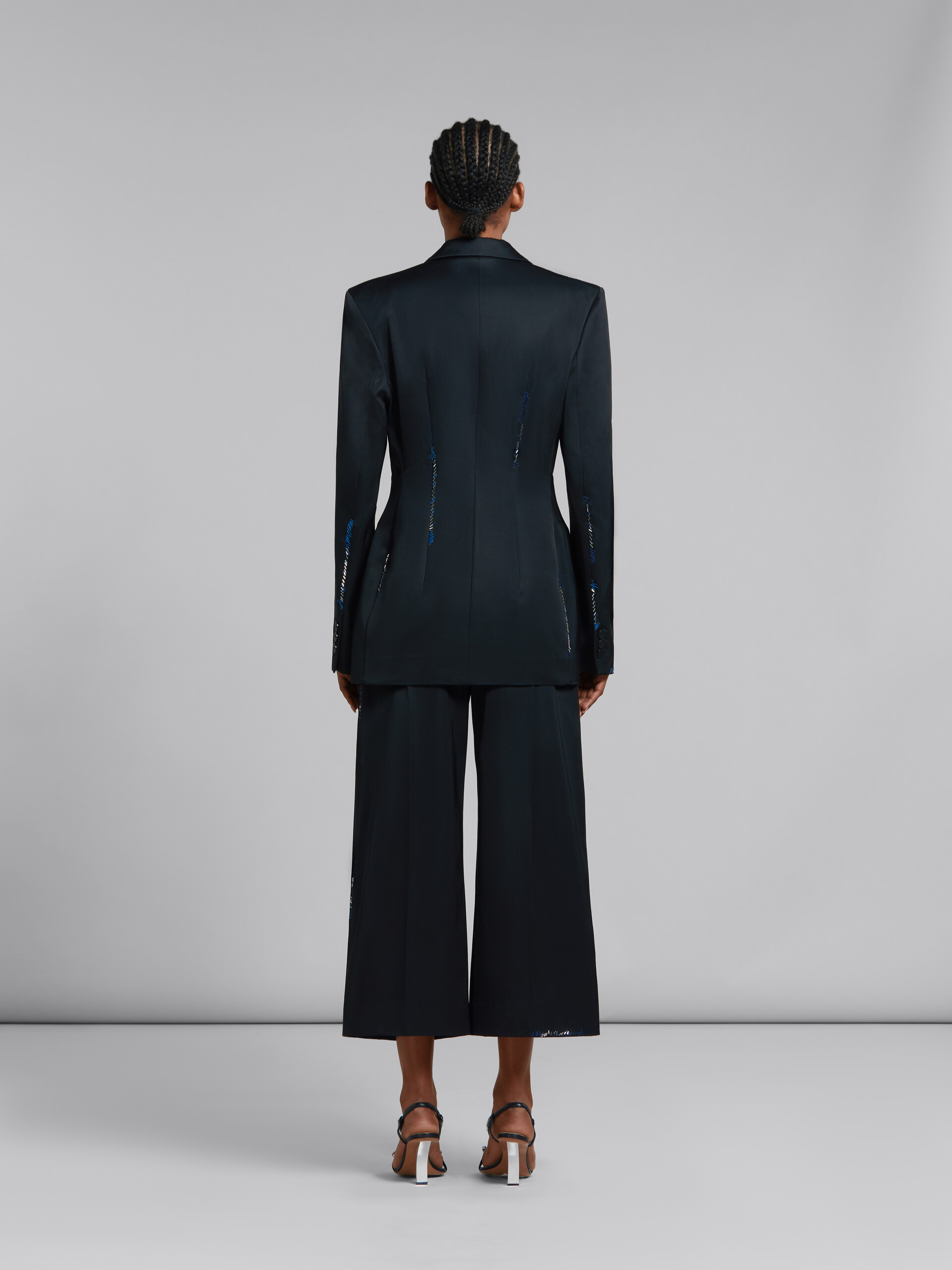 Pantalones negros de satén duquesa con cuentas efecto remiendo - Pantalones - Image 3