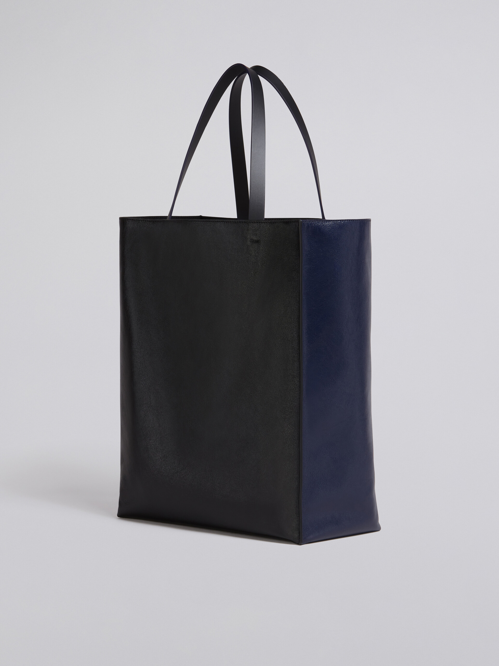 MUSEO SOFT bag grande in pelle lucida blu e nera - Borse shopping - Image 3