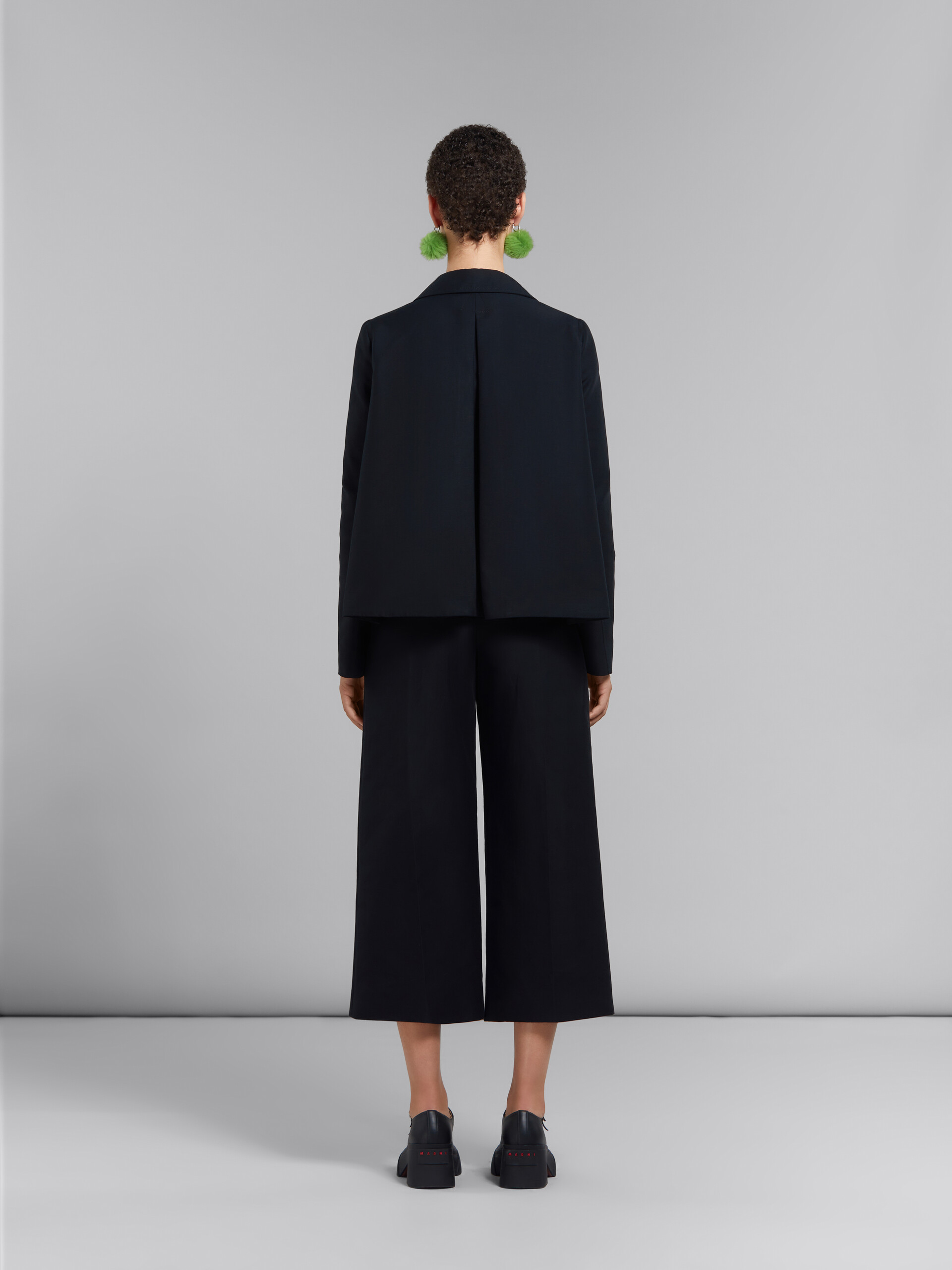 Schwarze kurz geschnittene Hose aus Cady - Hosen - Image 3