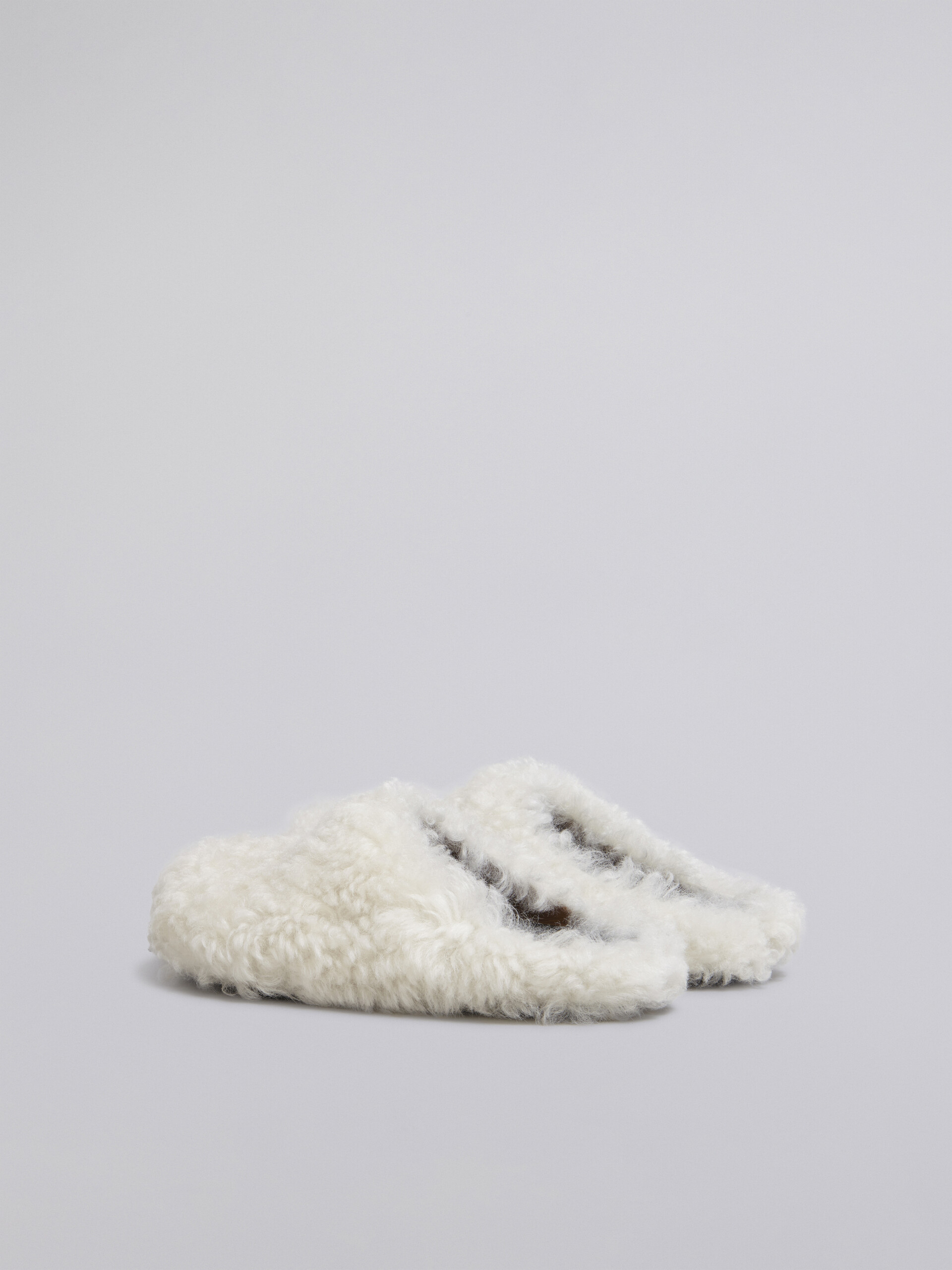 Pantolette aus weißem Shearling - Holzschuhe - Image 3