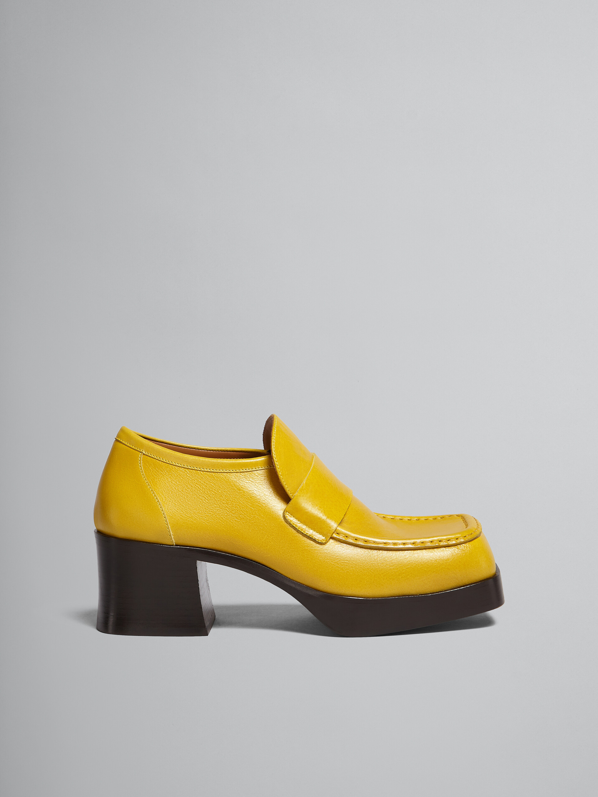Yellow leather heeled loafer - Mocassin - Image 1