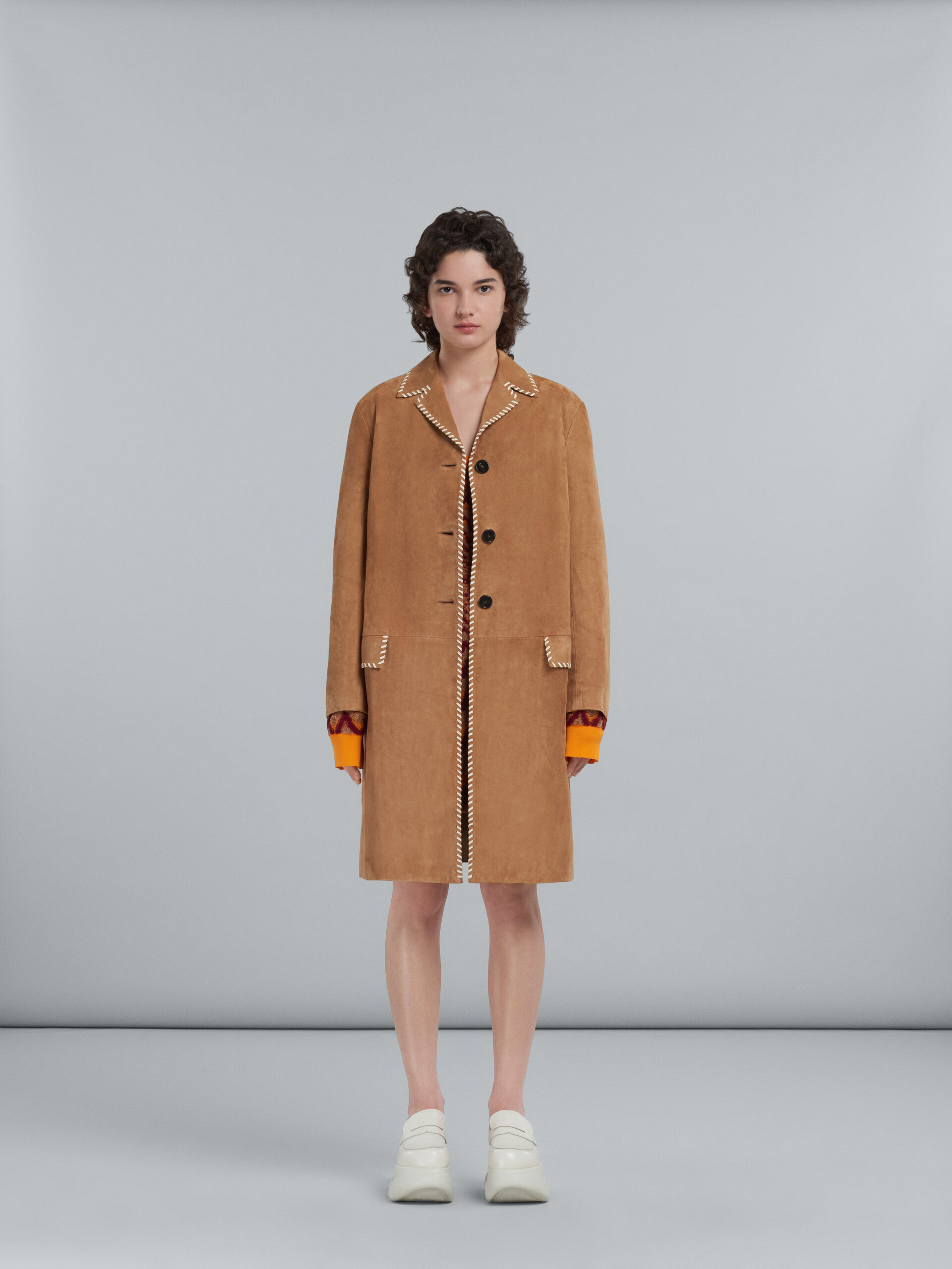 Manteau en daim marron avec surpiqûres en nappa - Vestes - Image 2