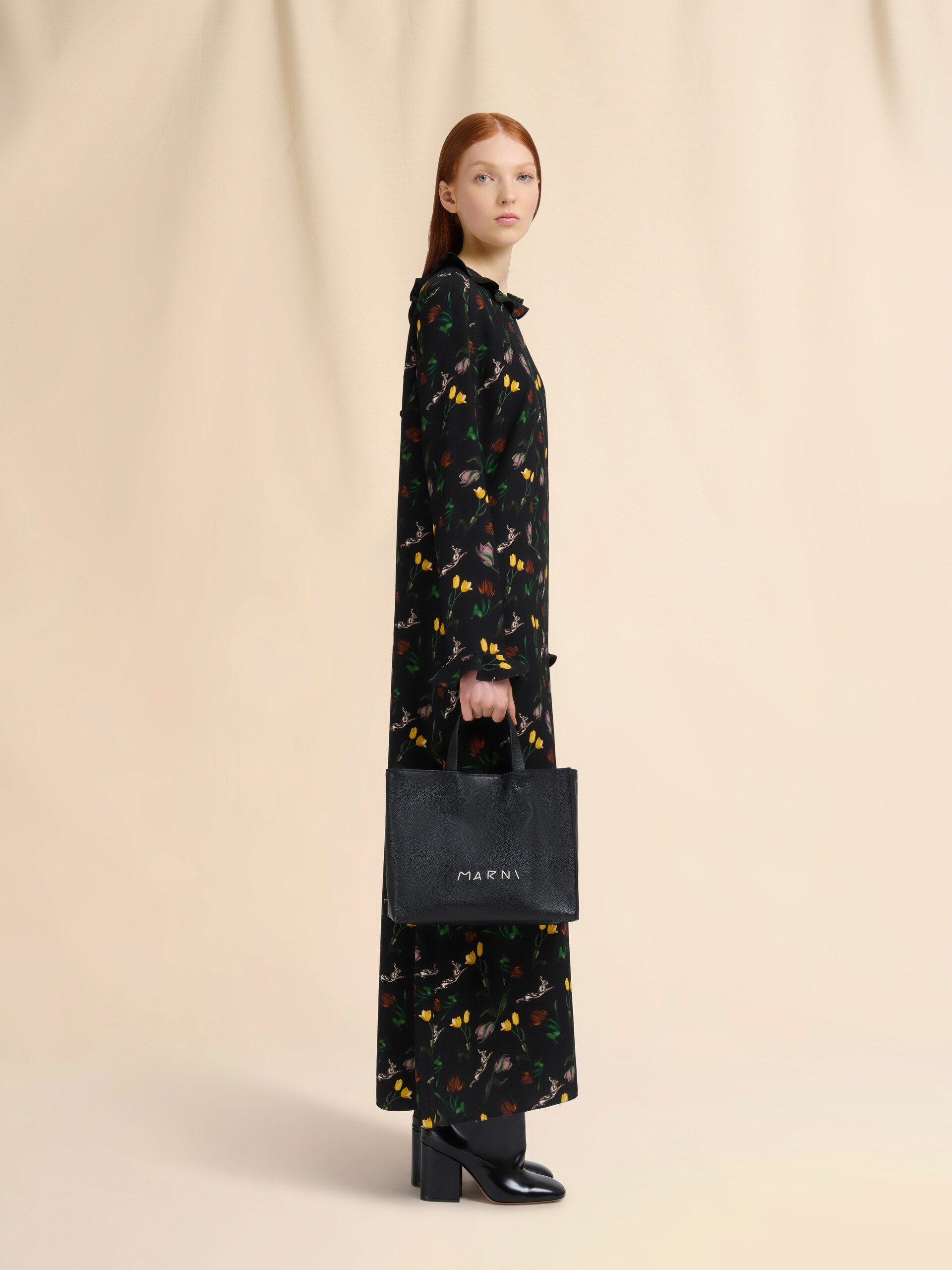 ブラック レザー製 Museo ソフトトートバッグ、マルニシンボル刺繍入り - ショッピングバッグ - Image 2