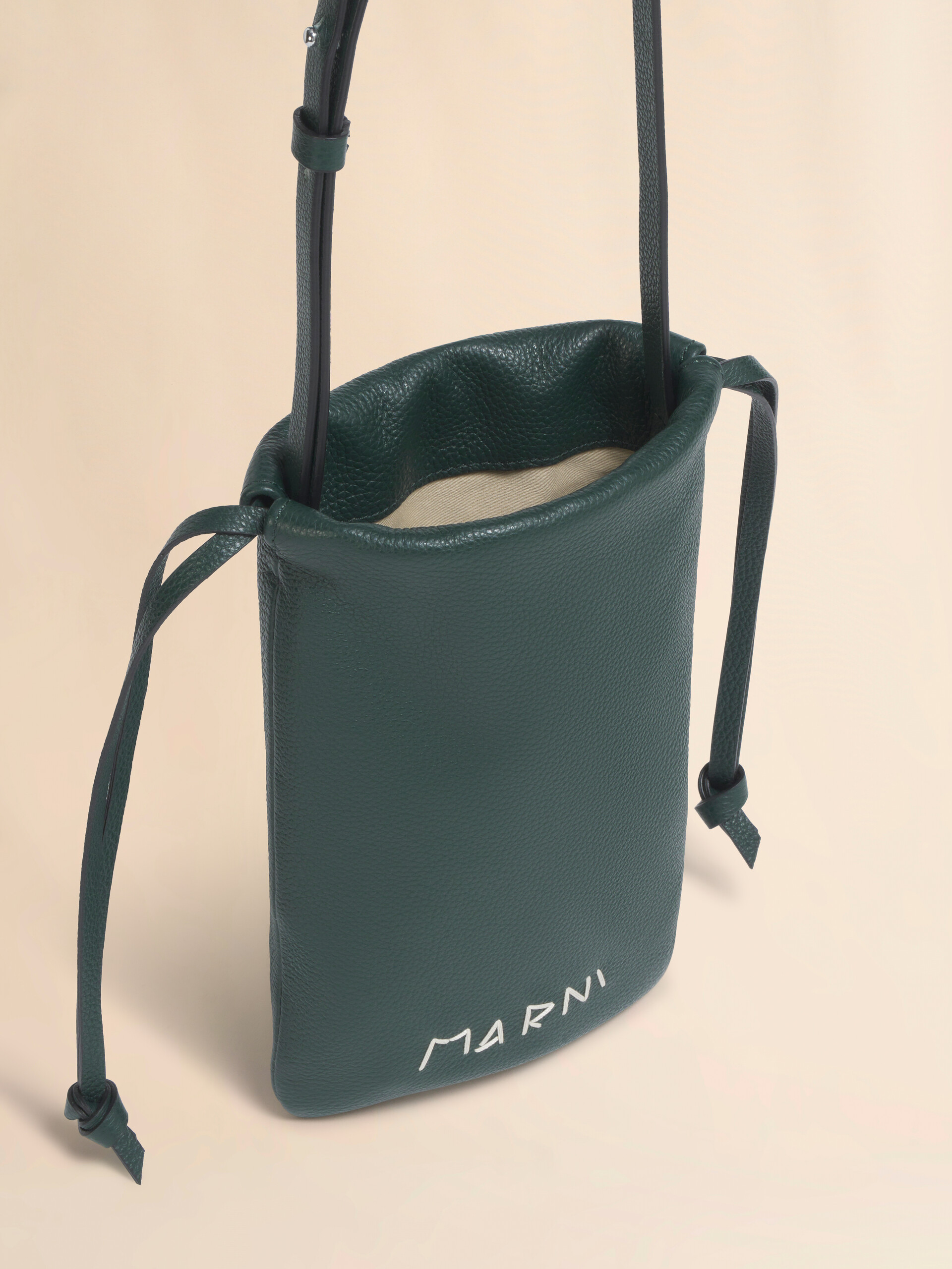 ブラウン レザー製ドローストリング付きスマホホルダー、マルニメンディング入り - ウォレット＆レザー小物 - Image 4