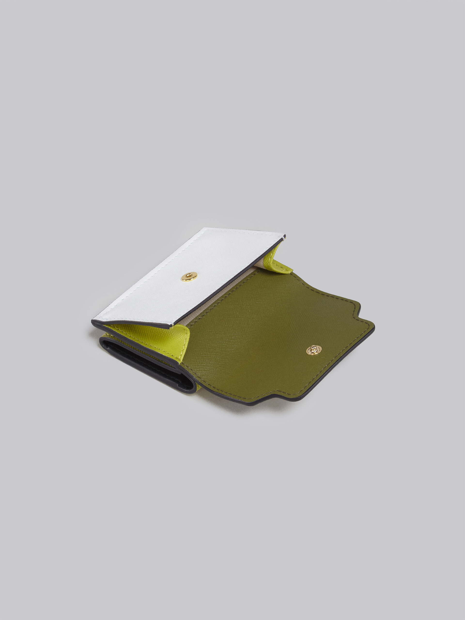 Farblich abgestimmte, grün-weiße, dreifach faltbare Brieftasche aus Saffianleder - Brieftaschen - Image 5