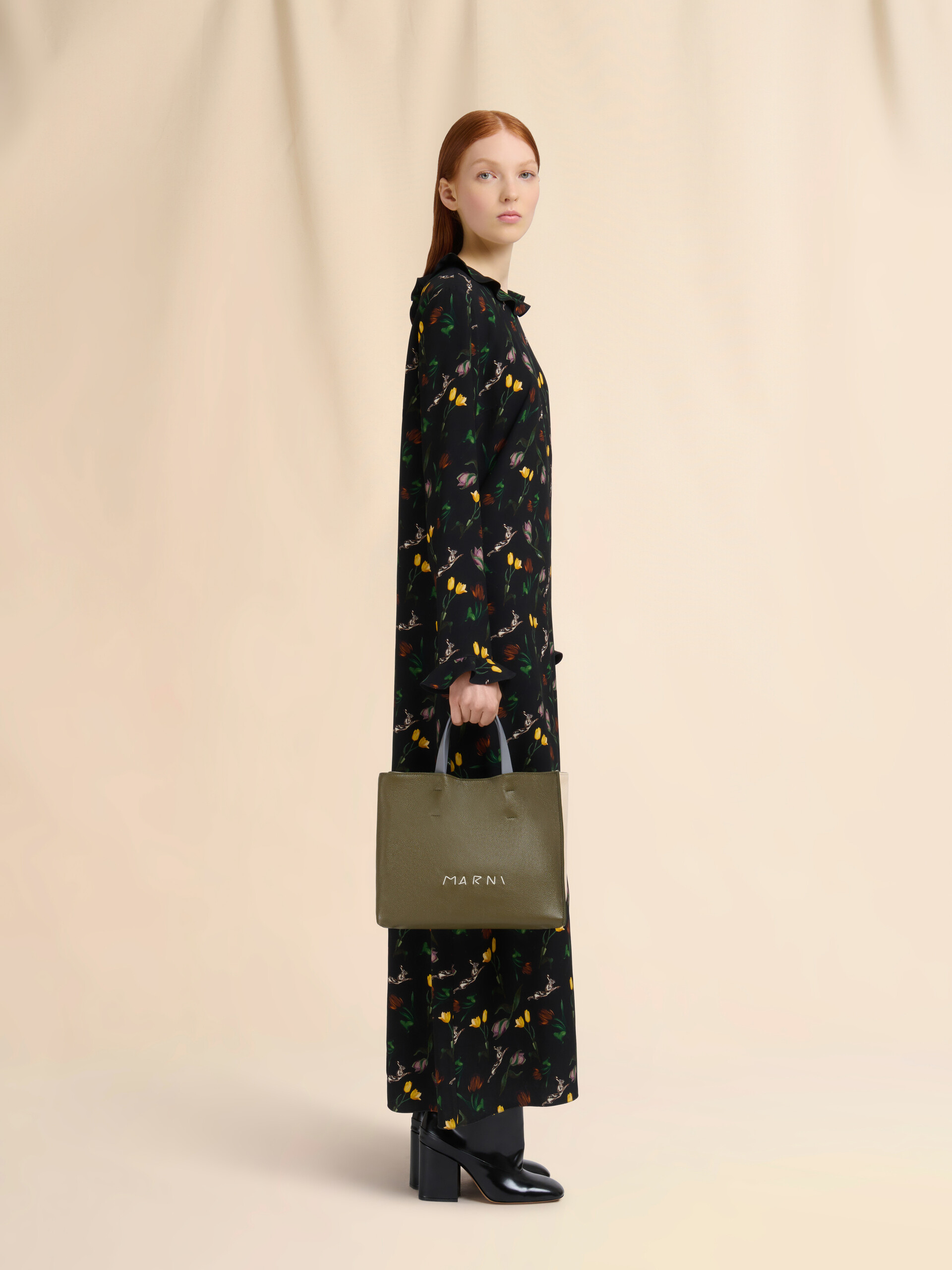 Tote Bag Museo Soft aus hellrosa und beigefarbenem Leder mit Marni Symbol Stickerei - Shopper - Image 2