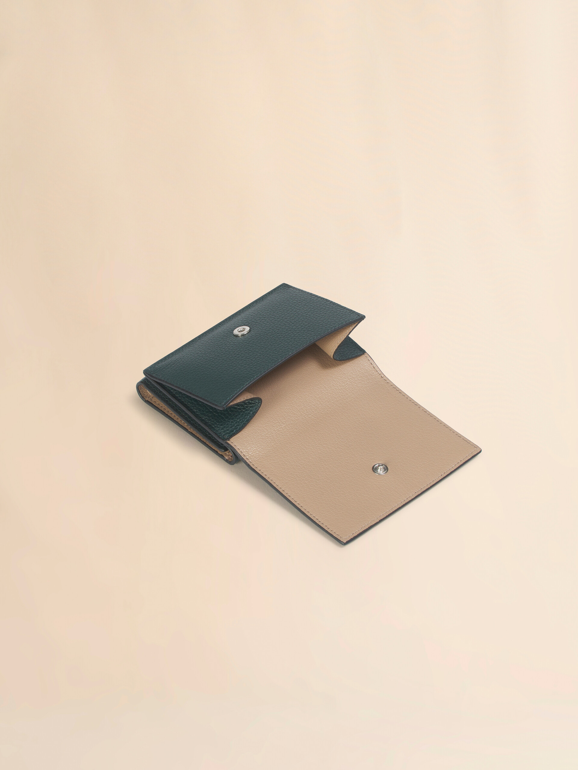 ブラック レザー製三つ折りウォレット、マルニメンディング刺繍入り - 財布 - Image 5