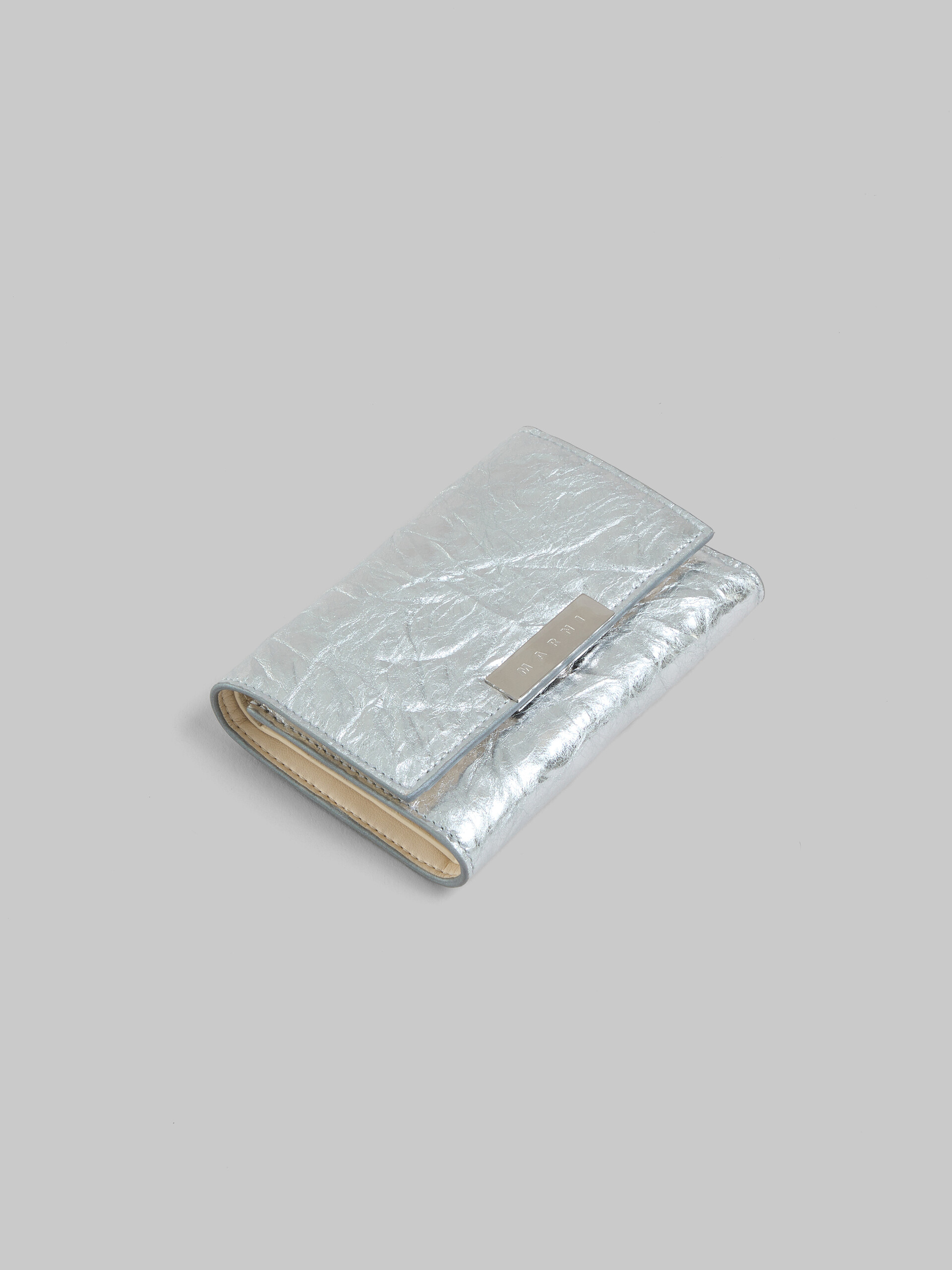 Portafoglio Prisma tri-fold in pelle color argento - Portafogli - Image 5