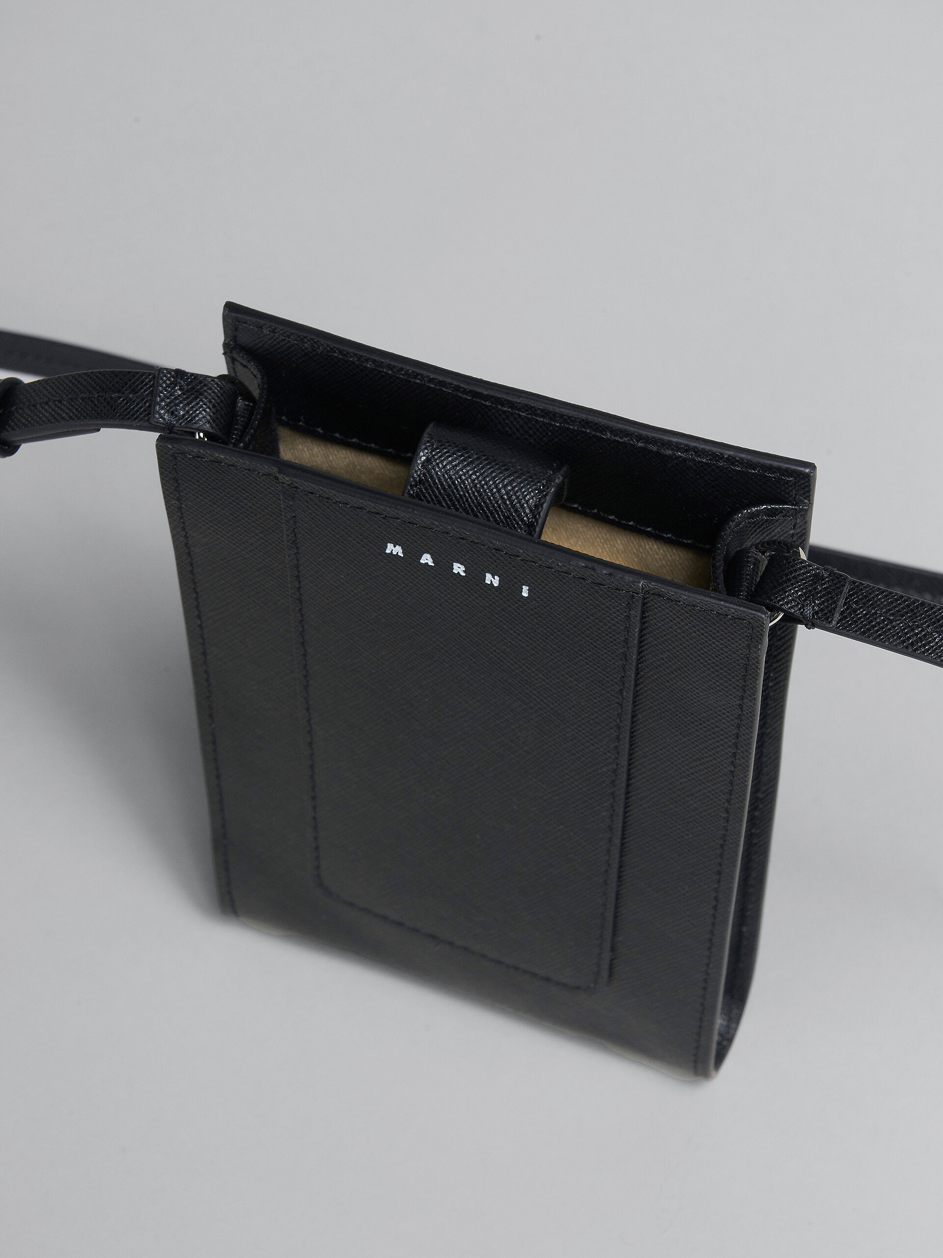 Smartphone-Hülle aus schwarzem Saffiano-Leder - Brieftaschen & Kleinlederwaren - Image 4
