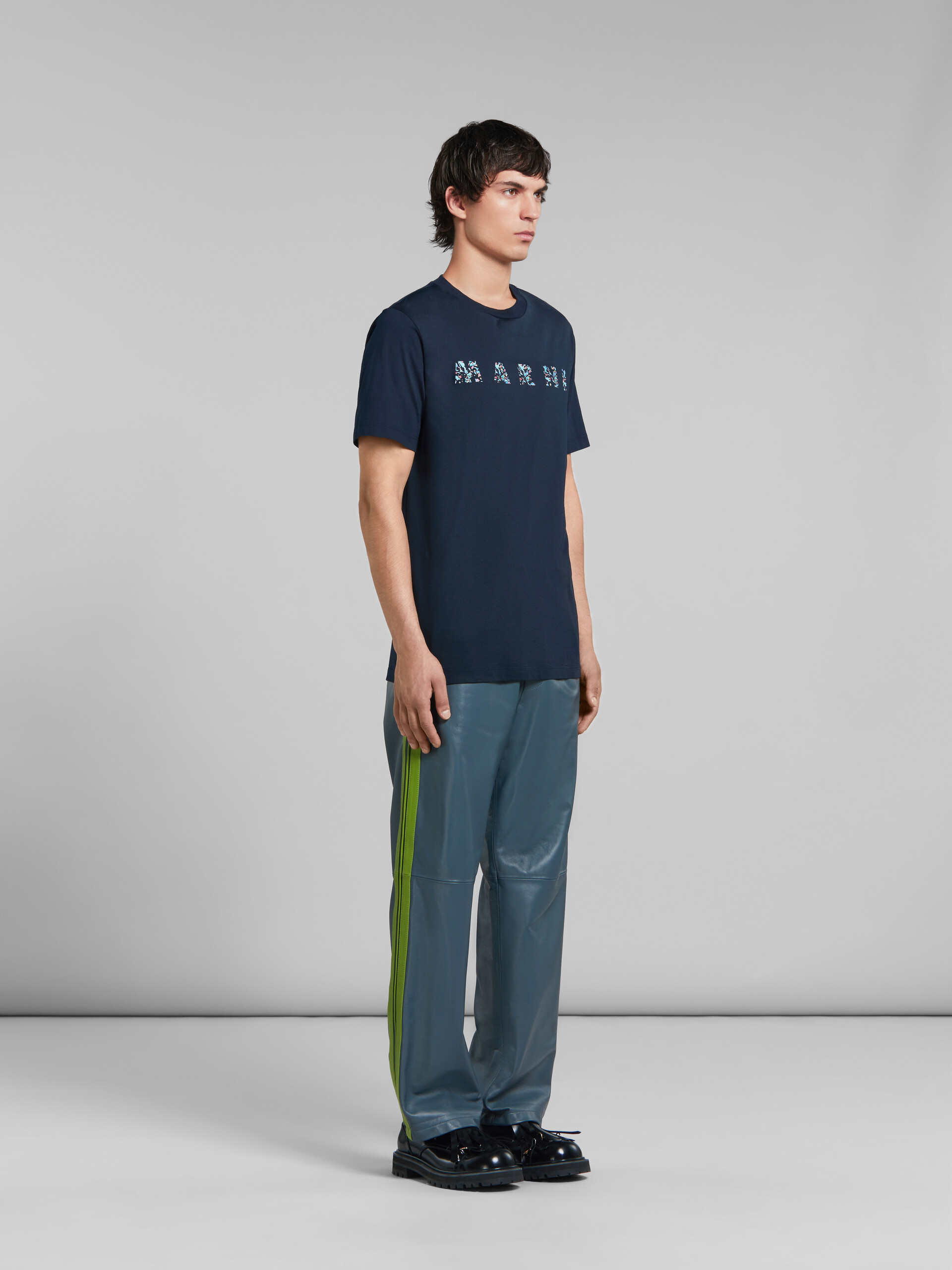 맥시 로고 패턴 프린트 장식 딥 블루 유기농 코튼 티셔츠 - 티셔츠 - Image 5