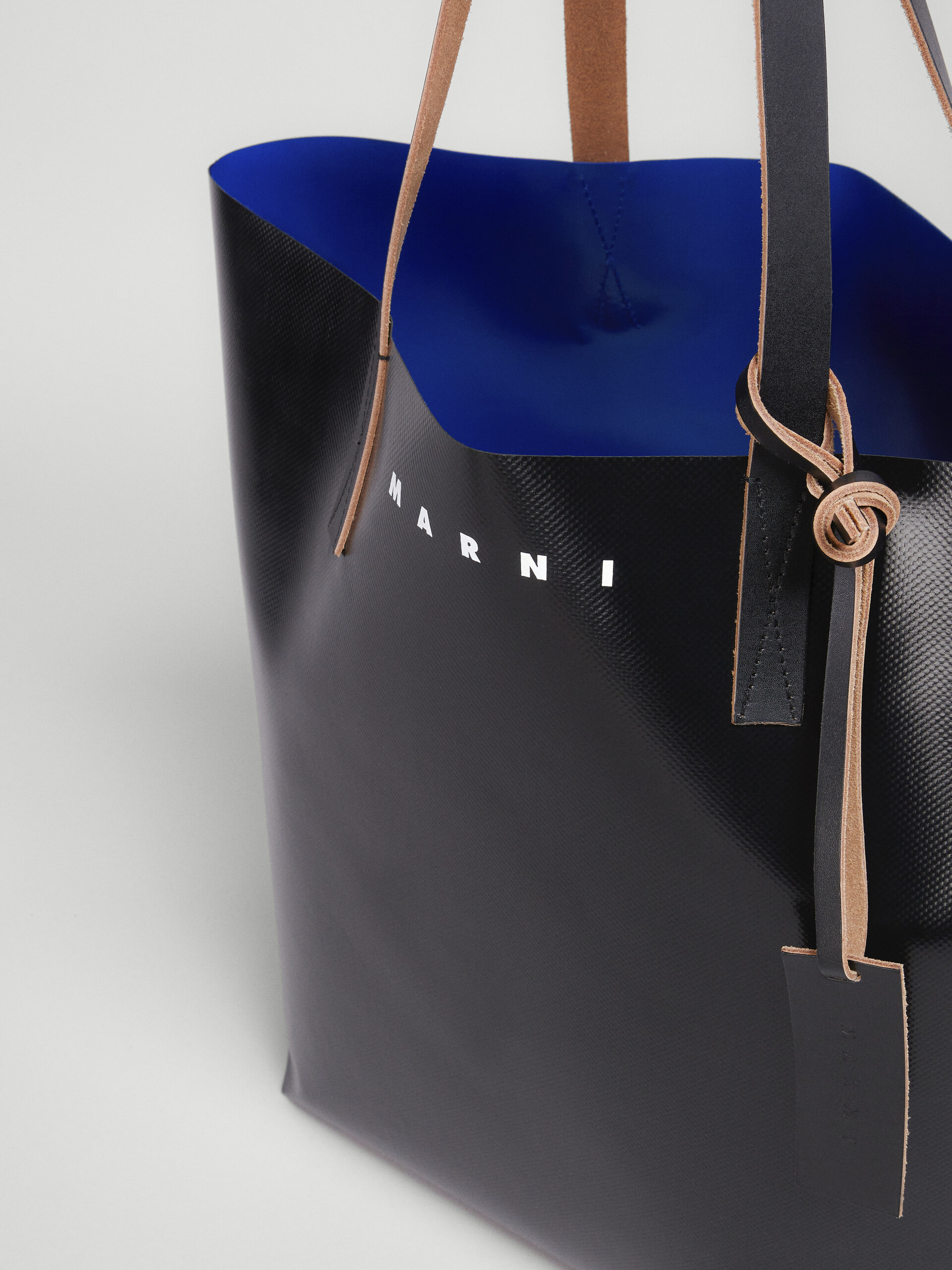 ブラック＆ブルー TRIBECA PVC製ショッピングバッグ