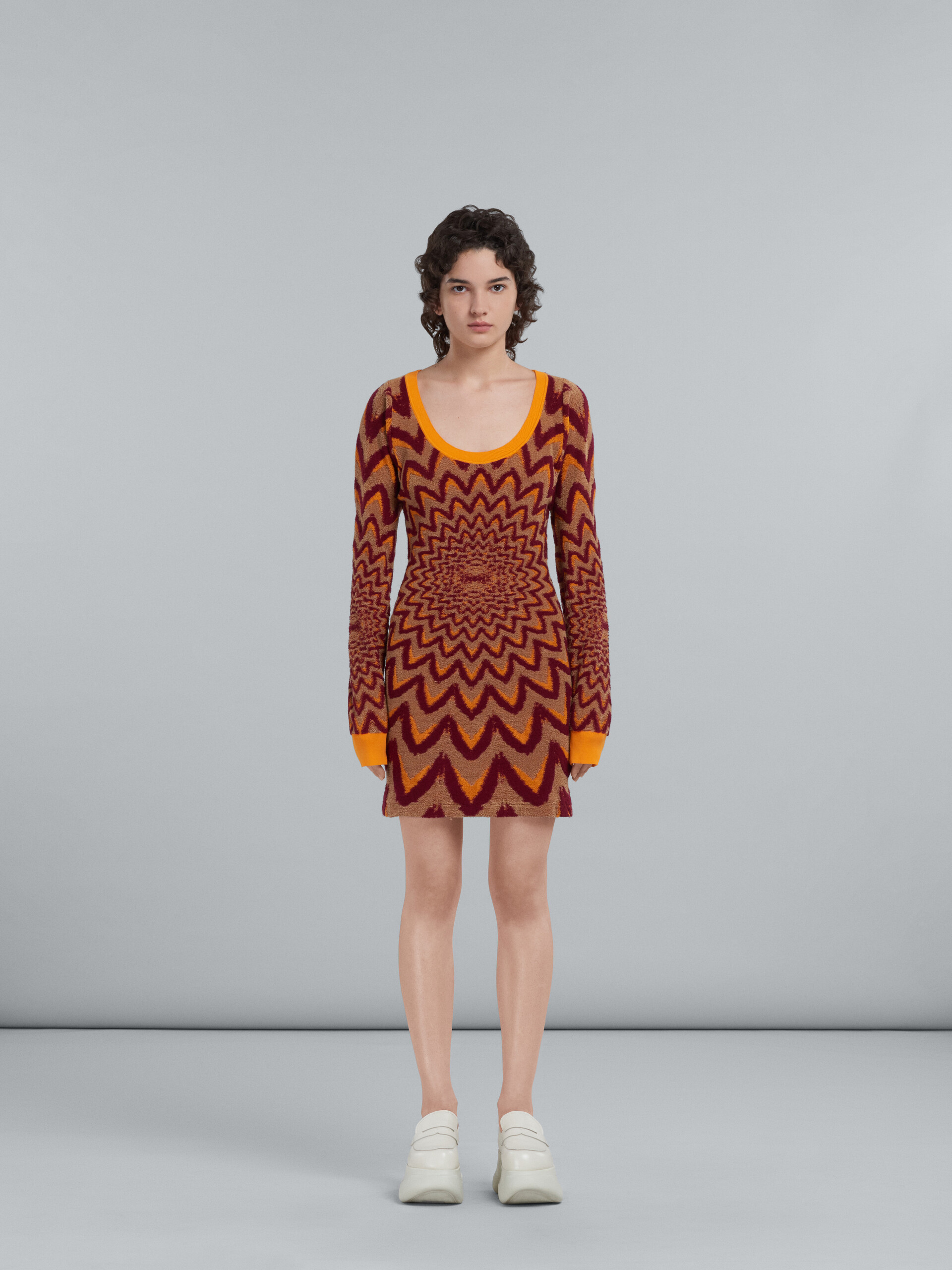 Short orange-tone dress with optical motif - Dresses - Image 2