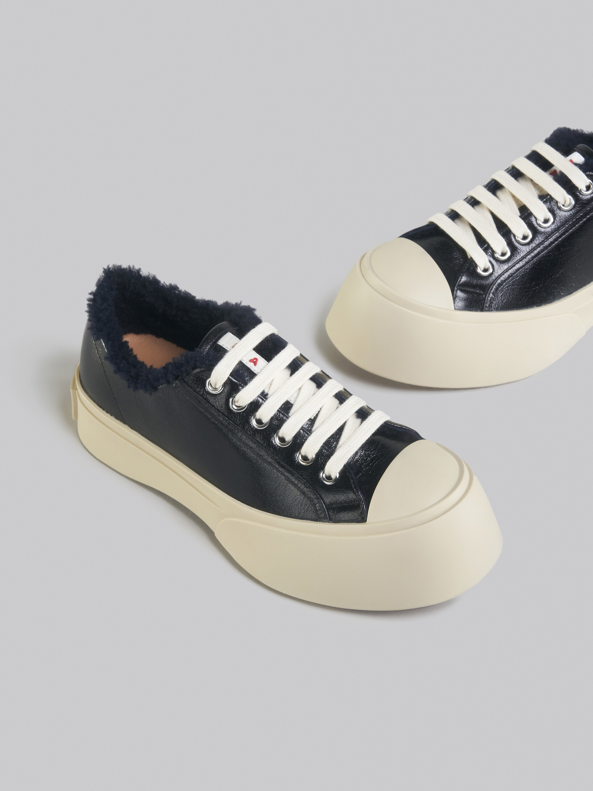 Zapatilla con cordones de piel negra y lana merina - Sneakers - Image 5