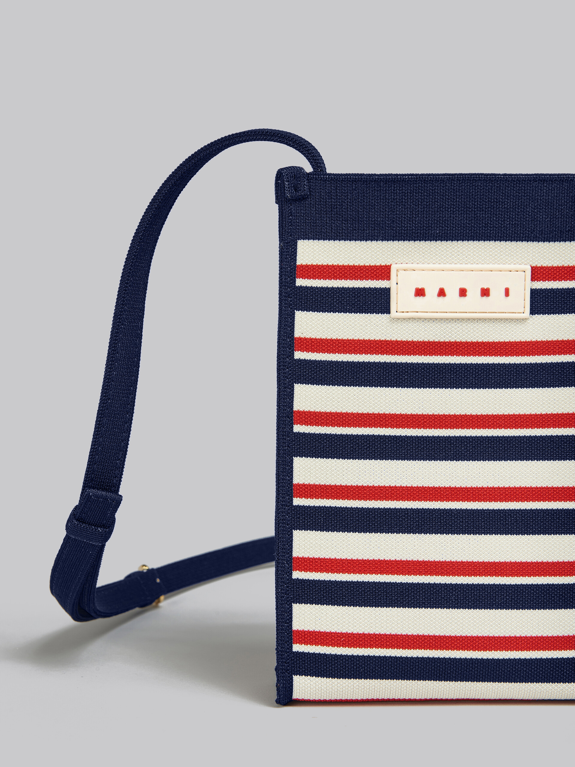 Mini-sac porté épaule en jacquard rayé bleu marine, blanc et rouge - Sacs portés épaule - Image 5
