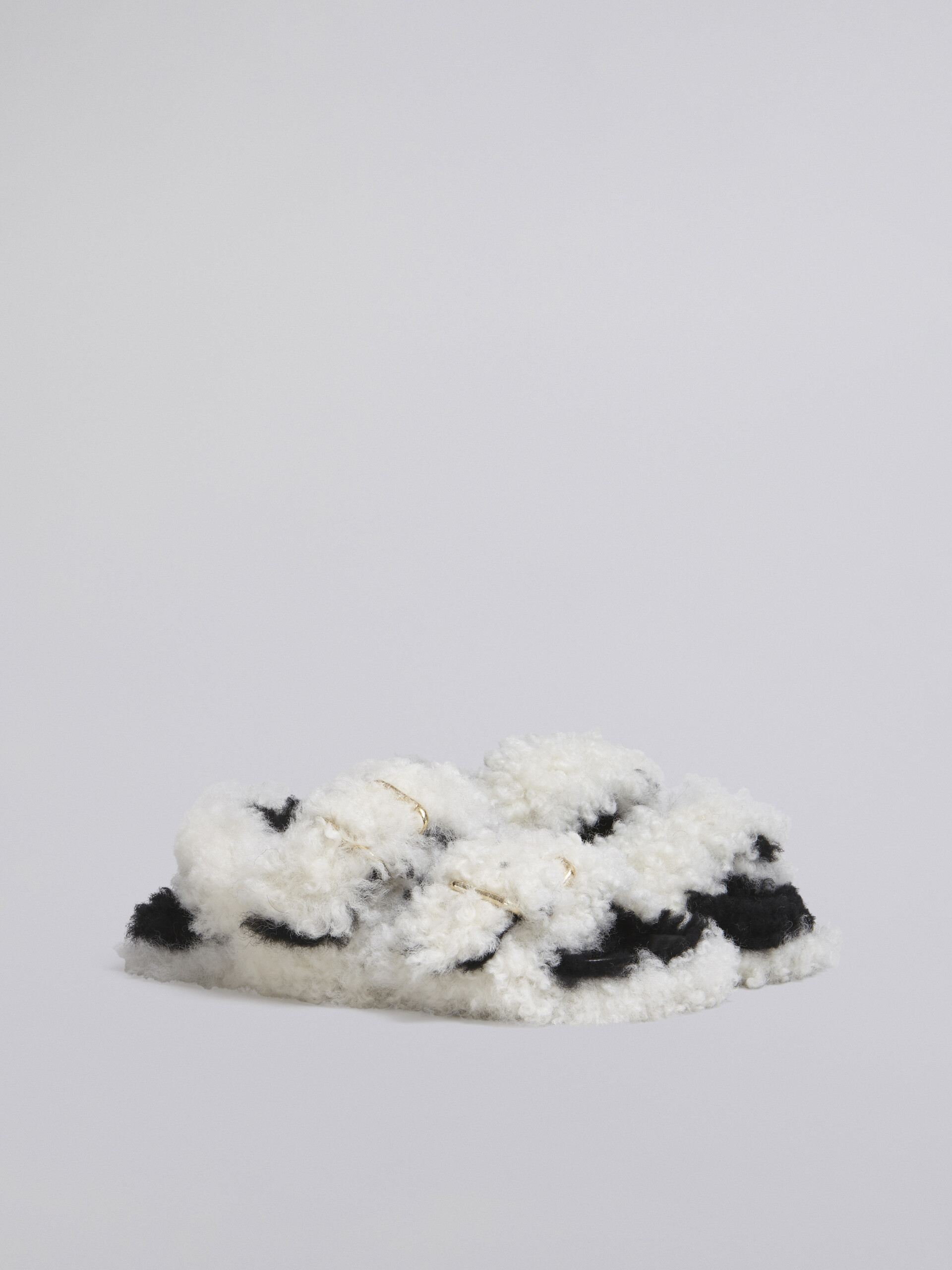 Fußbett-Sandale mit Doppelschnalle aus weißem Shearling - Sandalen - Image 2