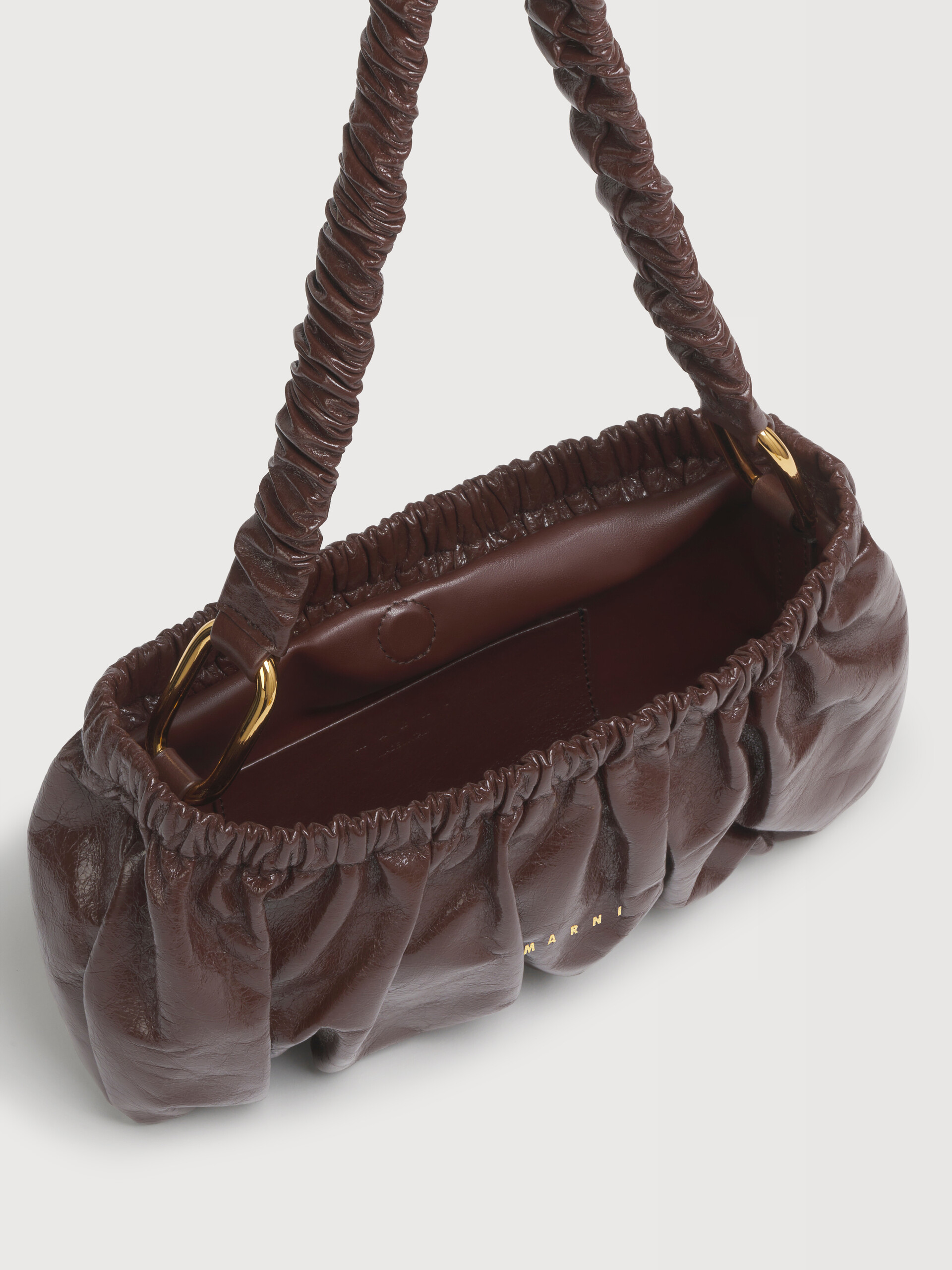 Clutch aus braunem, gerafftem Leder - Schultertaschen - Image 3
