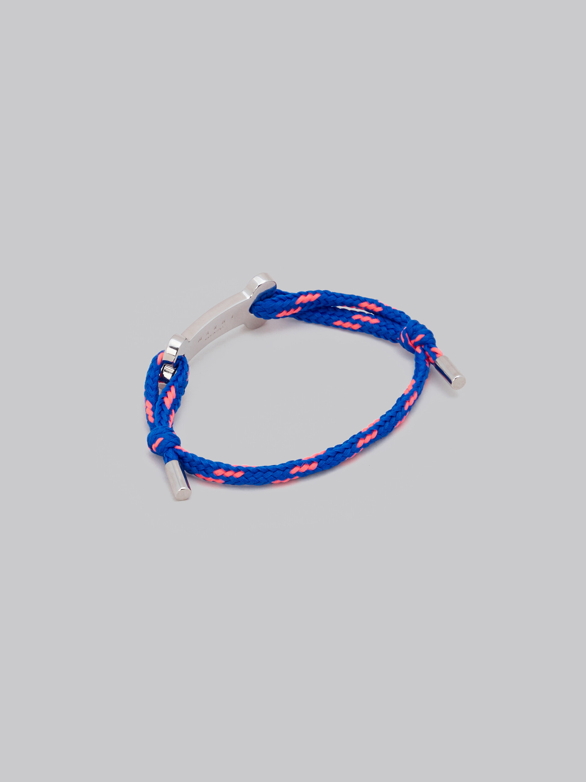 Blaues Schnürsenkel-Armband mit Knochen-Plakette - Armbänder - Image 3