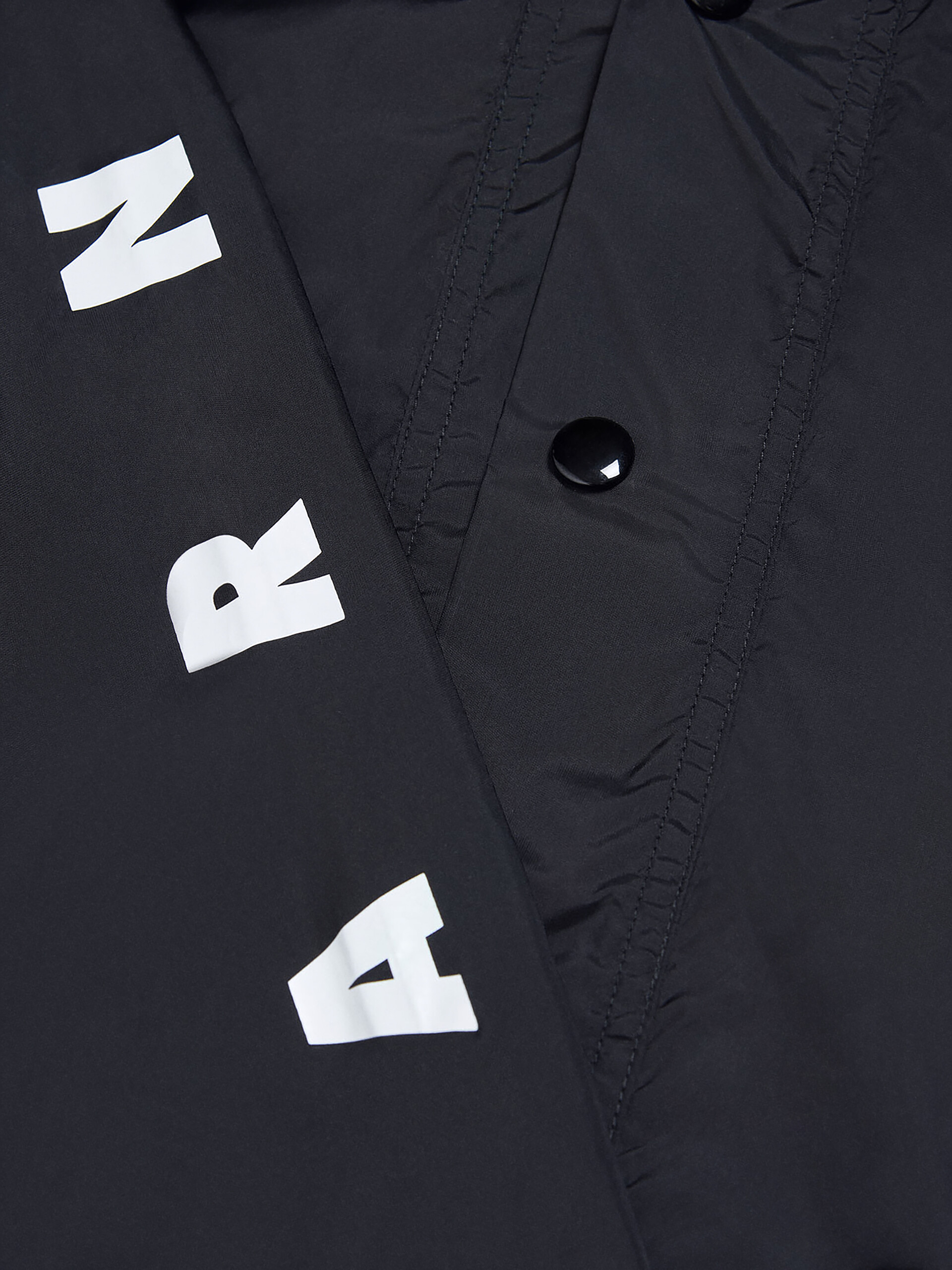 ブラック フード付き ウォータープルーフジャケット スリーブにロゴ入り - ジャケット - Image 3