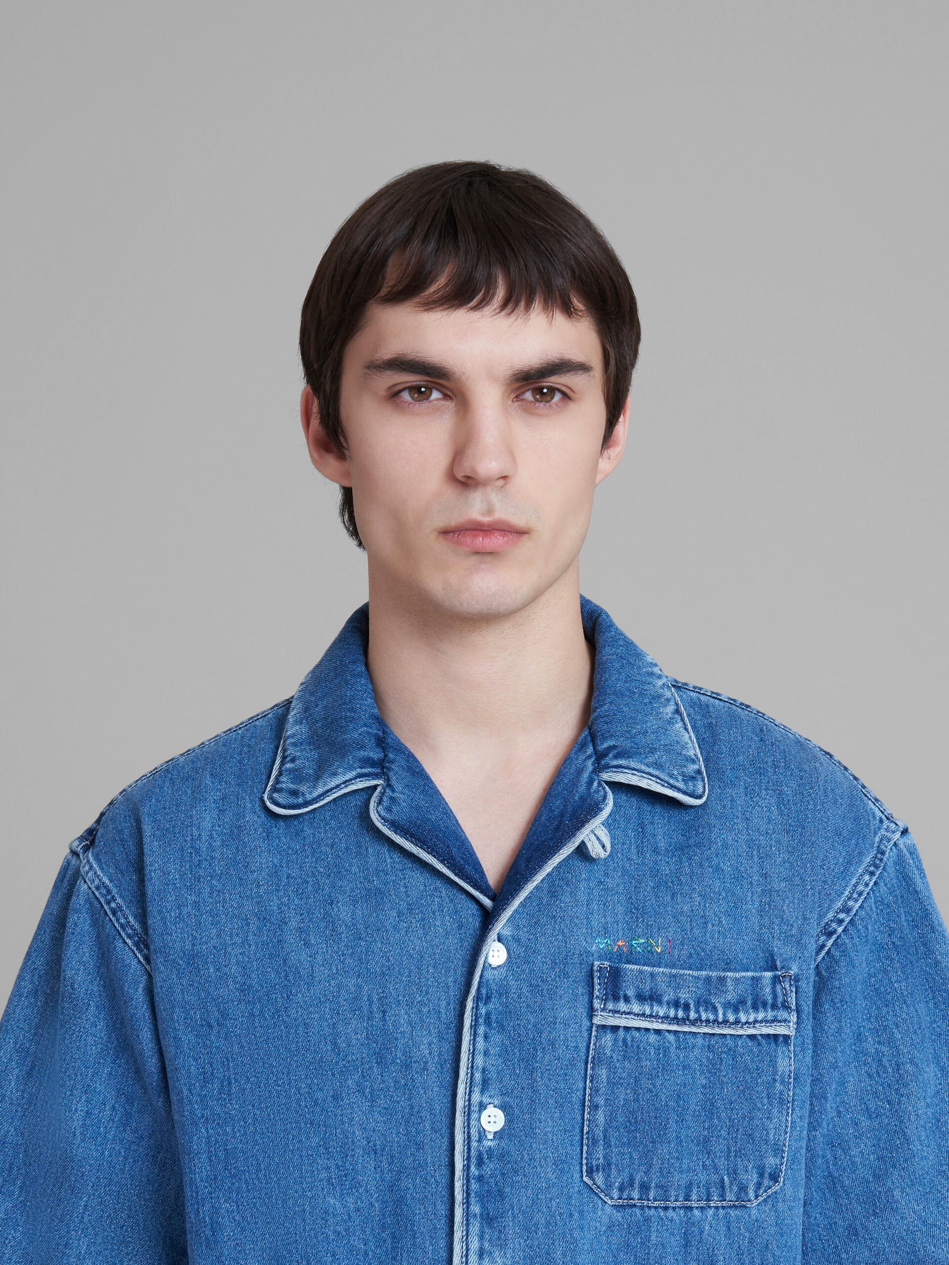 Camisa azul con corte boxy de denim ligero - Camisas - Image 4