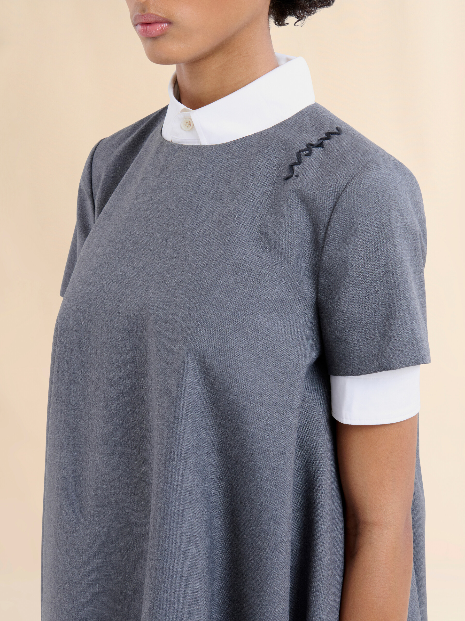 Kurzes graues Kleid aus Wolle mit Marni Symbol Stickerei - Kleider - Image 4