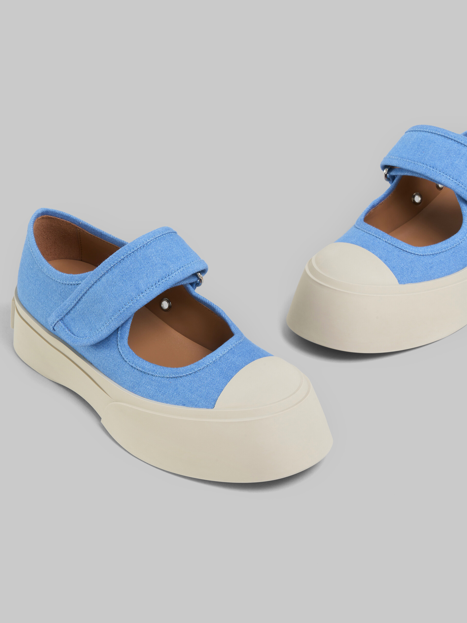 Hellblaue Mary Jane-Sneakers aus Denim - Sneakers - Image 5
