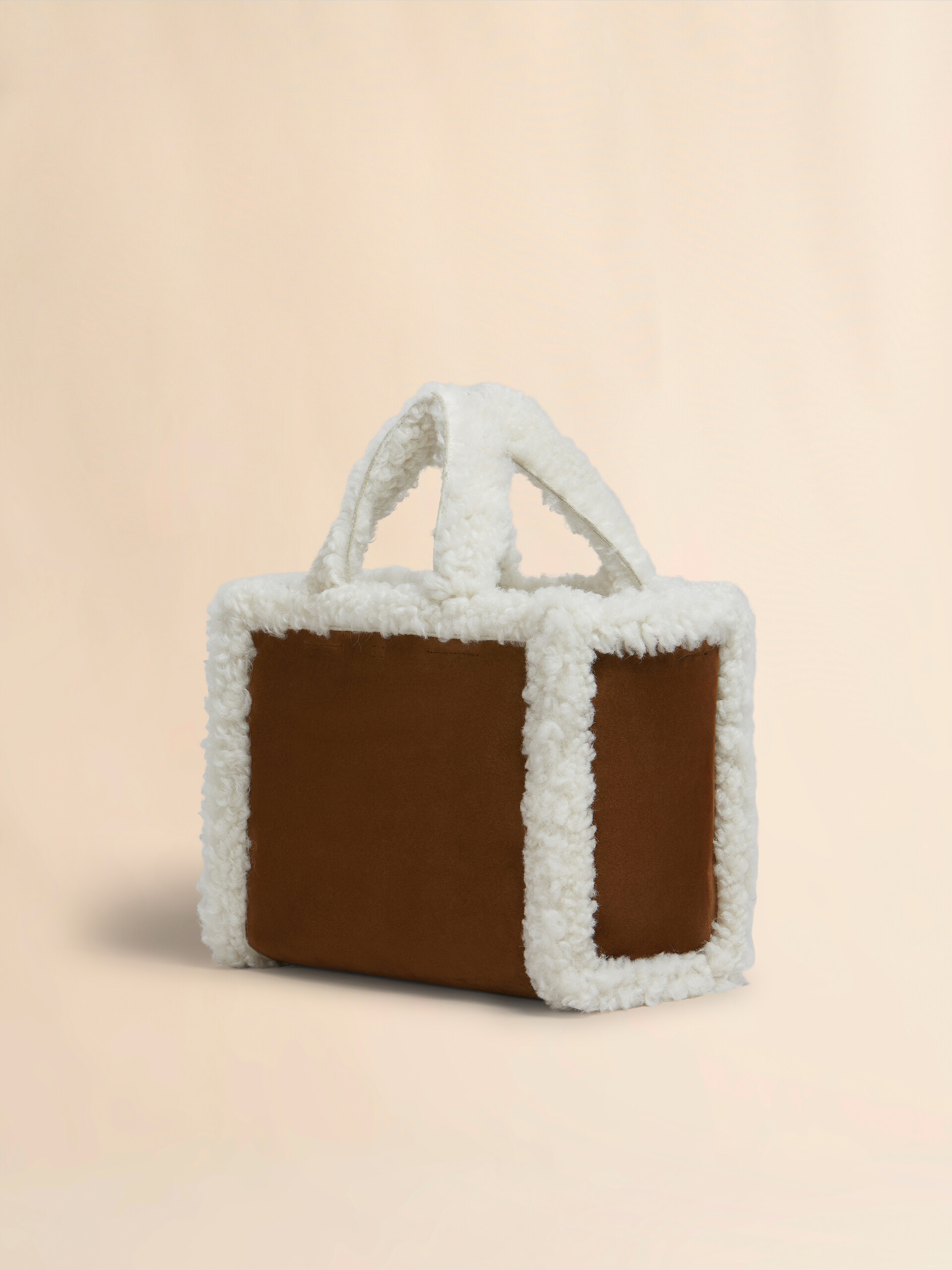 Sac à main en daim marron avec bord en shearling blanc - Sacs cabas - Image 2