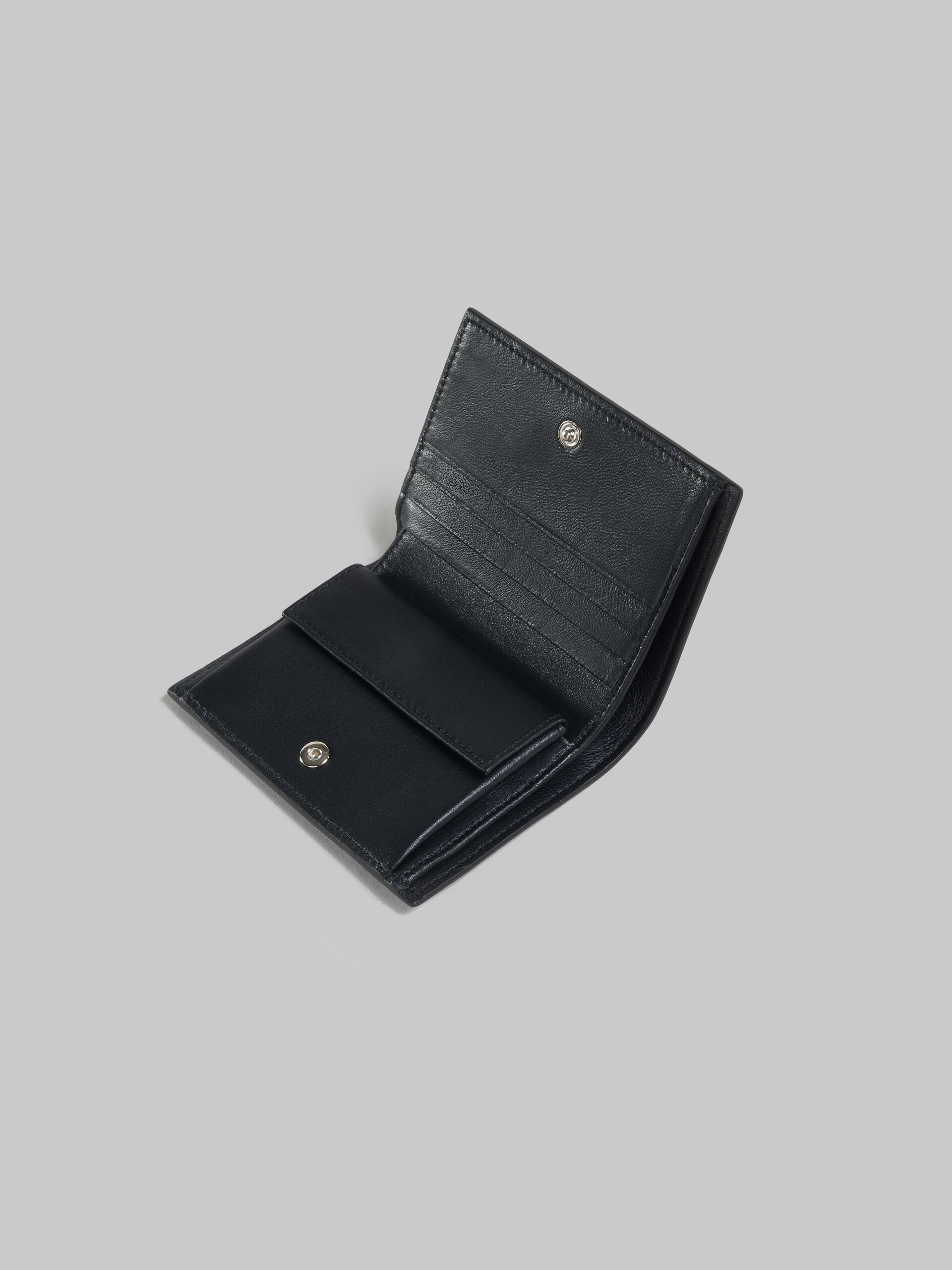 ブルー レザー製 二つ折りウォレット、 マルニ メンディング装飾 - 財布 - Image 4