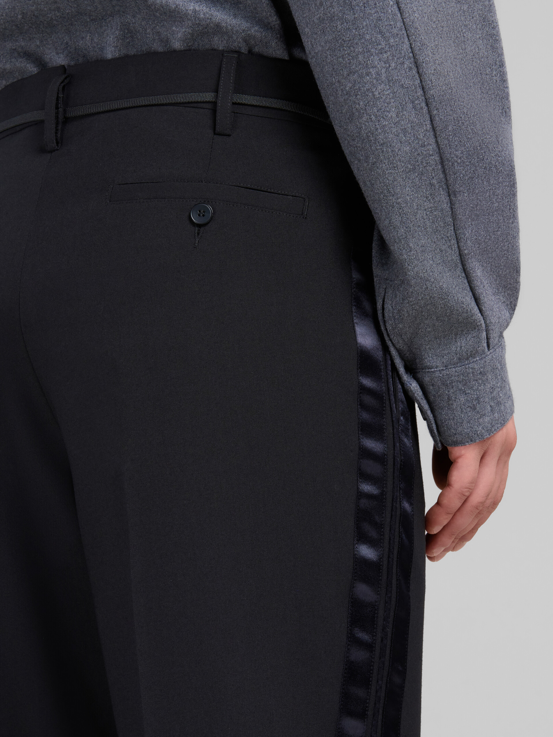 Pantalones negros de lana tropical con rayas de satén - Pantalones - Image 4