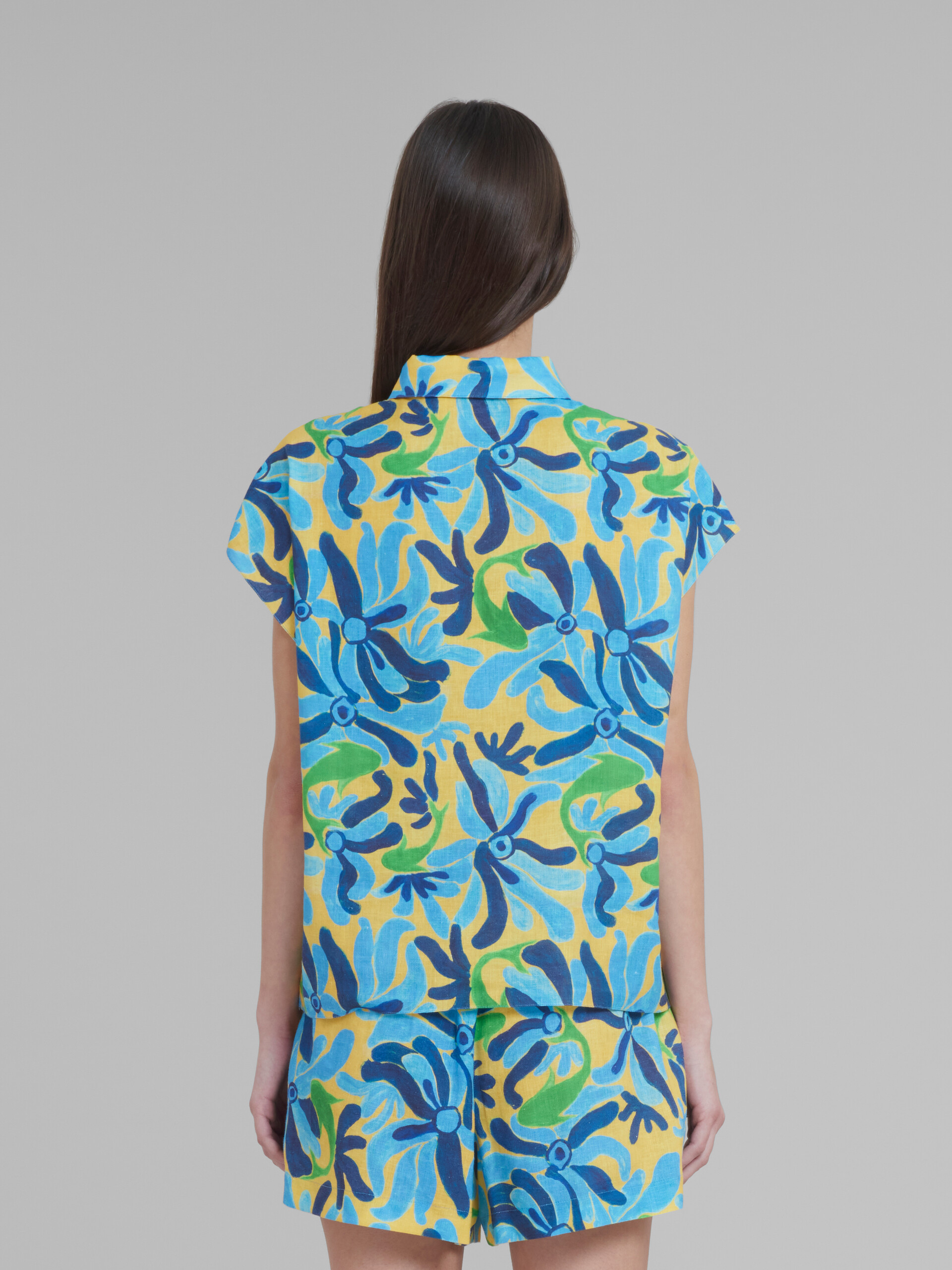 Marni x No Vacancy Inn - Linen and viscose polo top with Chippy Fishes print - Shirts - Image 3