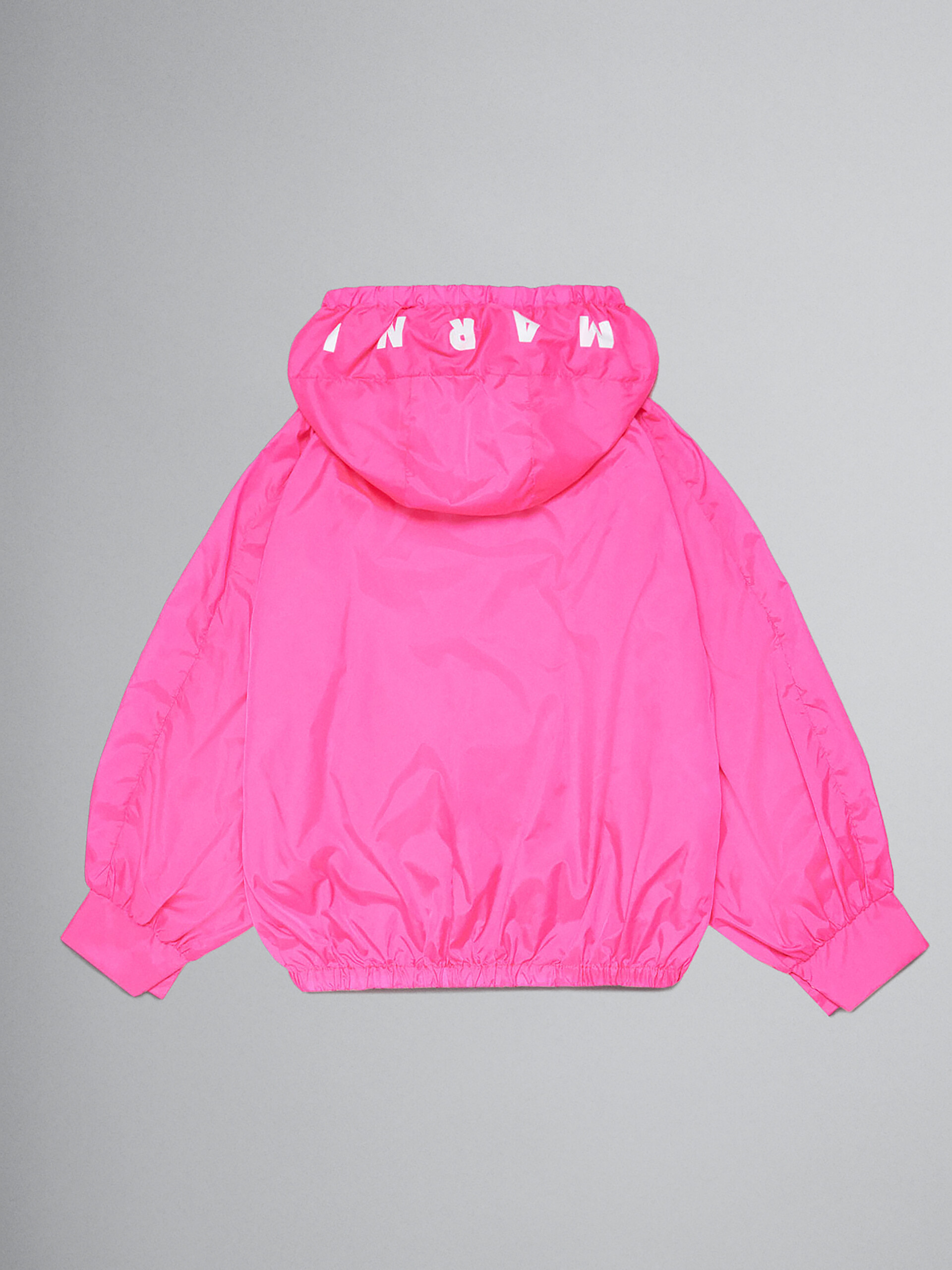 Chaqueta impermeable rosa neón con logotipo en la capucha - Chaquetas - Image 2